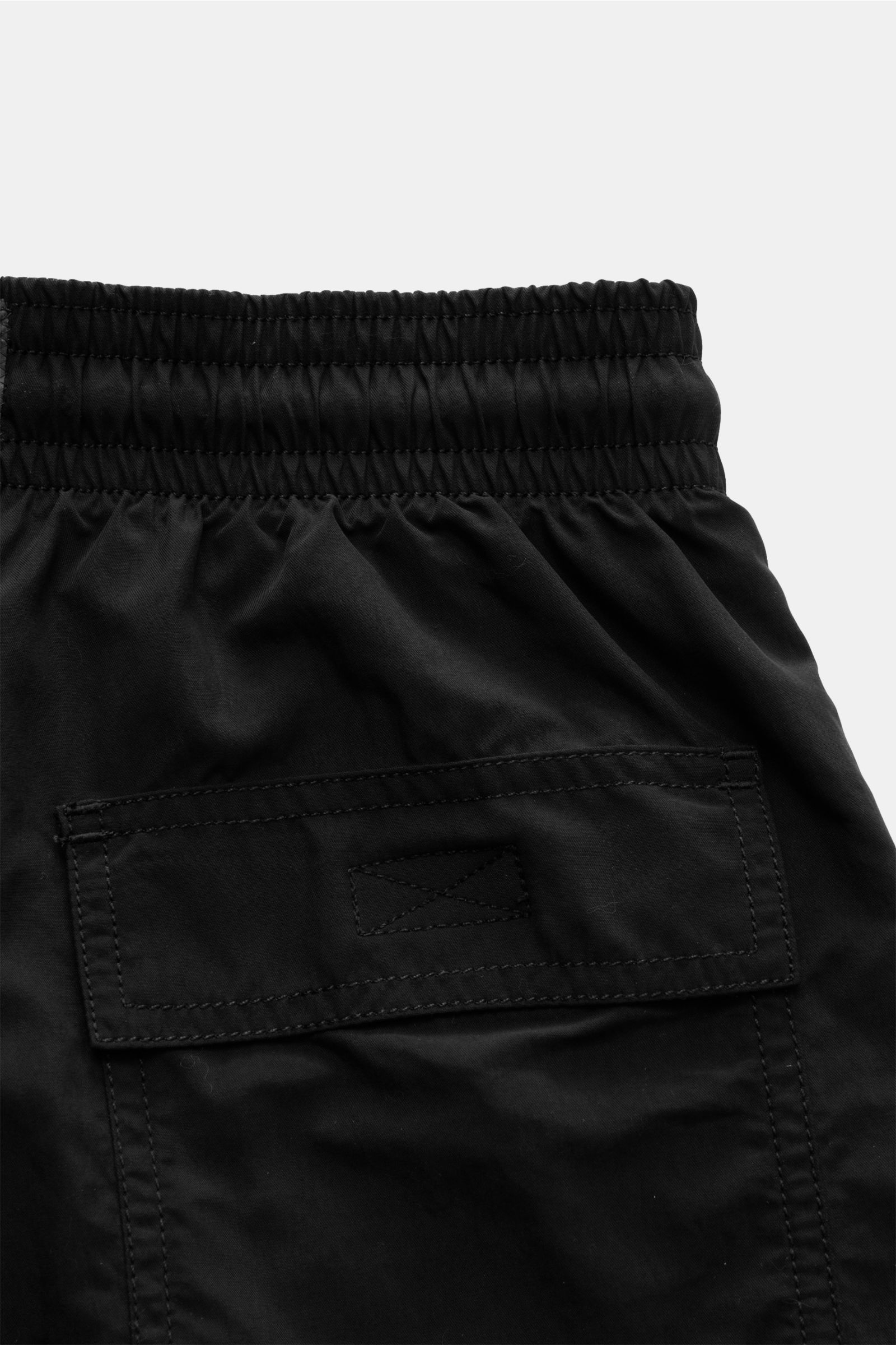 Vorderansicht der Vilebrequin Badeshorts 'Moorea' schwarz aus leichter Microfaser mit elastischem Bund, Seitentaschen, Gesäßtasche und Mesh-Innenfutter.
