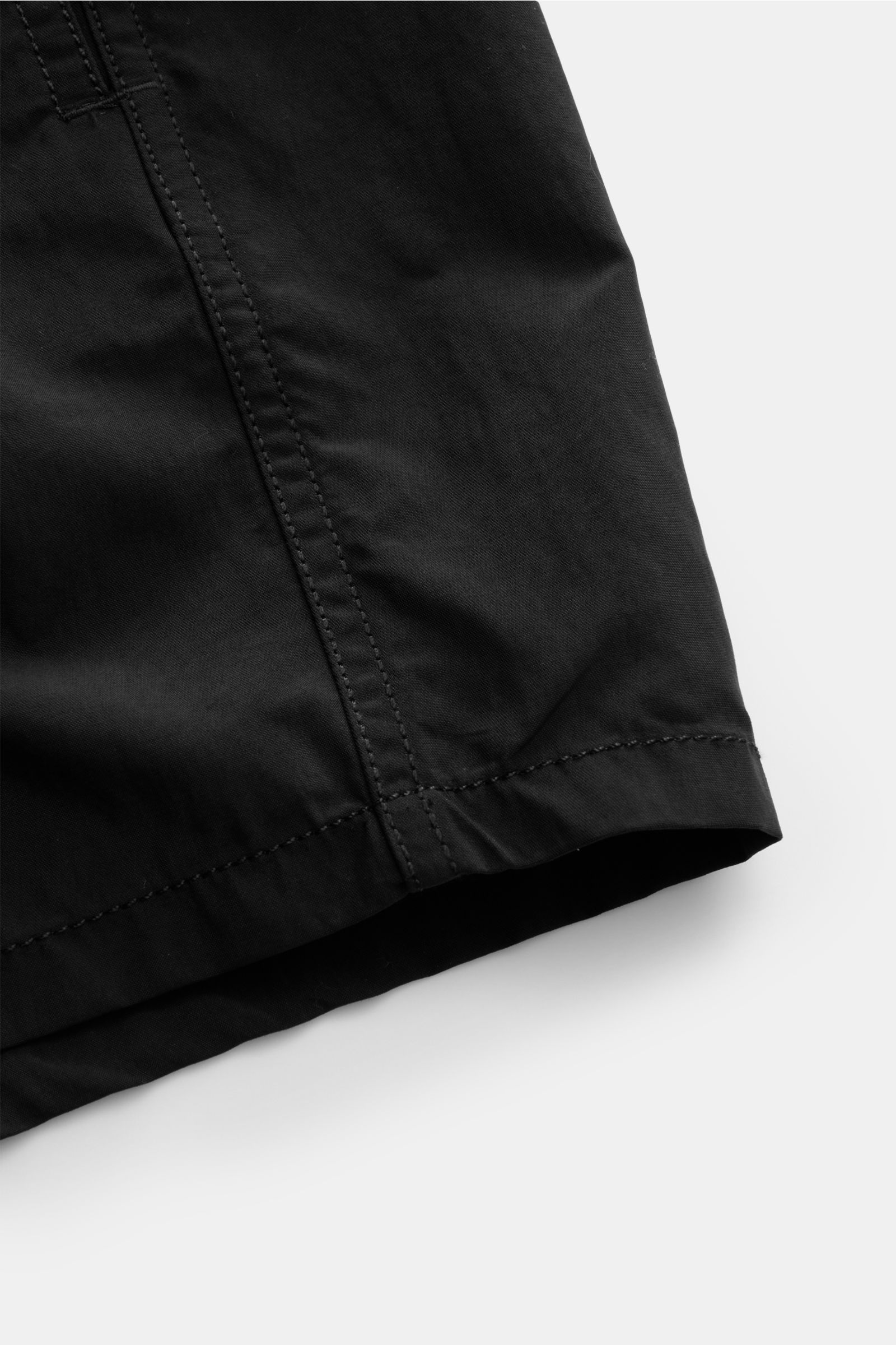 Vilebrequin Badeshorts 'Moorea' schwarz, Detailaufnahme der Seitennähte aus hochwertiger Microfaser mit leichtem Griff, Regular Fit.