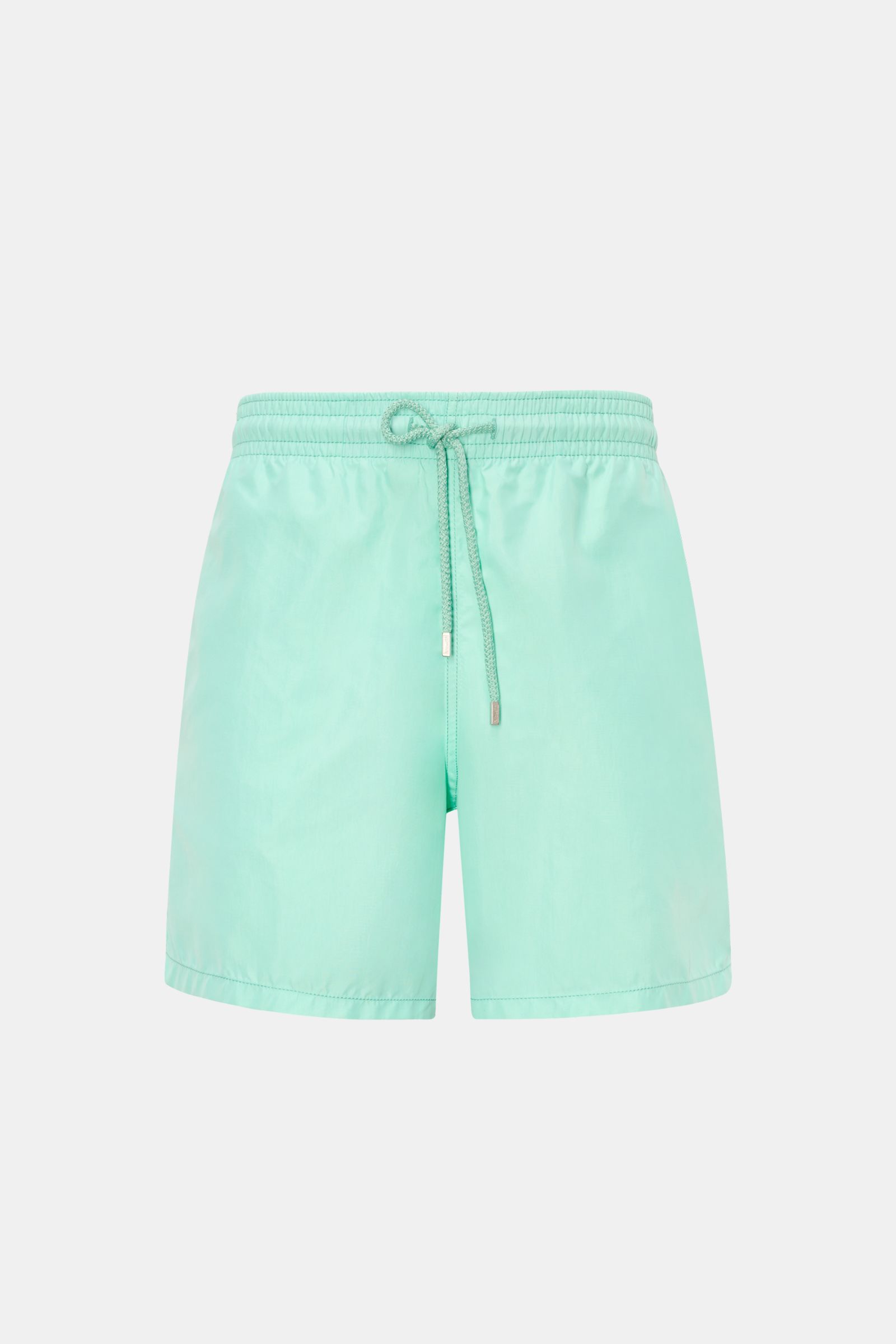 Vorne fotografierte mintgrüne Vilebrequin Badeshorts 'Moorea' aus leichter Microfaser mit elastischem Bund, Tunnelzug und Taschen.