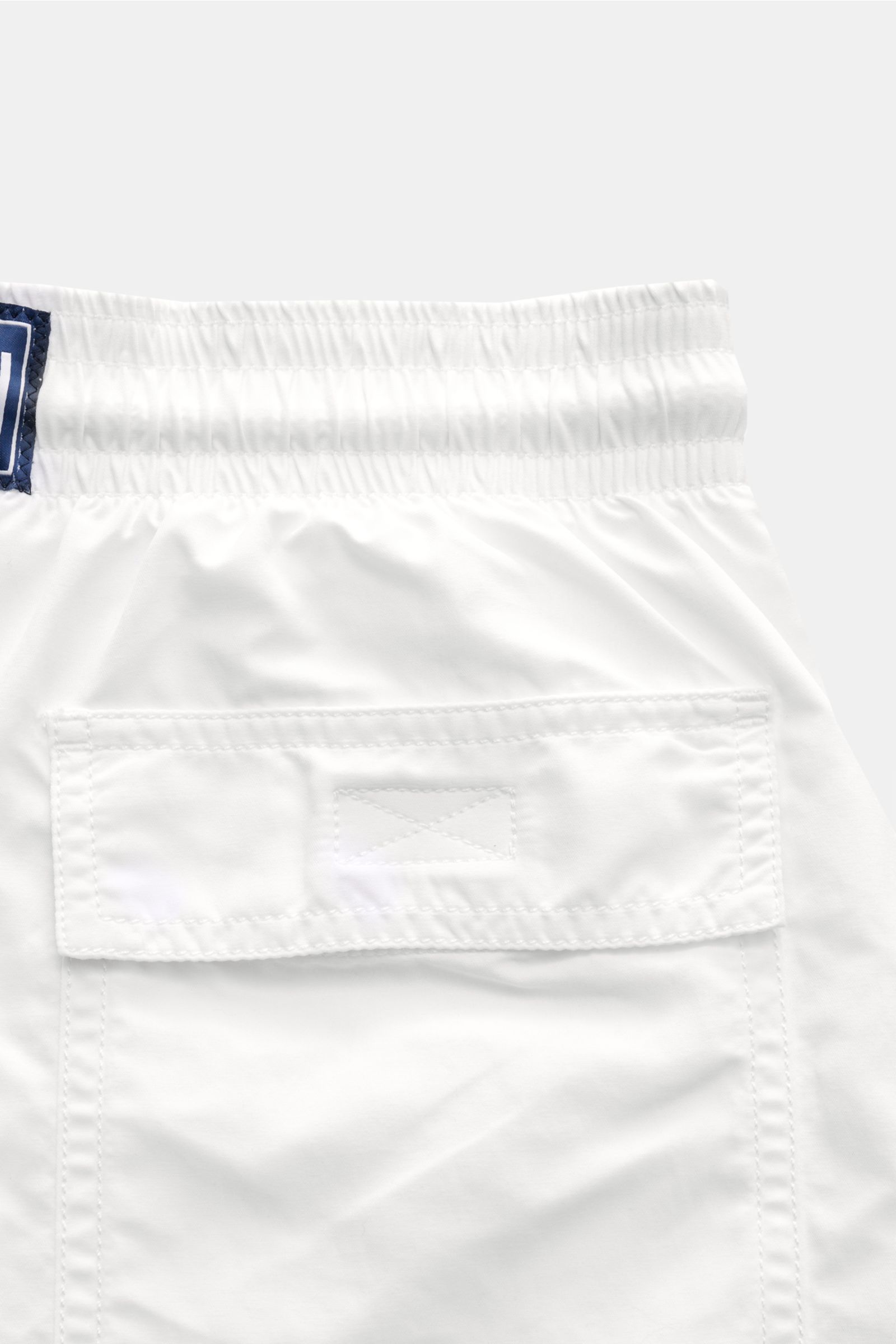 Vilebrequin Badeshorts 'Moorea' weiß Rückansicht, elastischer Bund, Gesäßtasche mit Klettverschluss, leichte Microfaser, Regular Fit, Mesh-Futter.