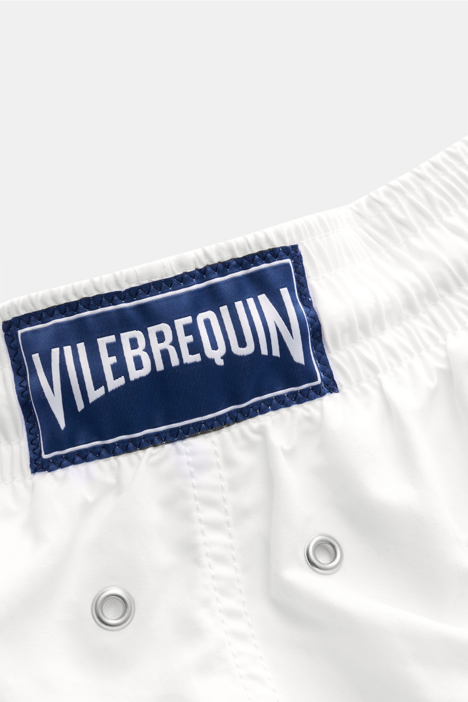 Vorderansicht der Vilebrequin Badeshorts 'Moorea' weiß aus leichter Microfaser mit elastischem Bund, Tunnelzug, Entwässerungsösen und VILEBREQUIN-Label.