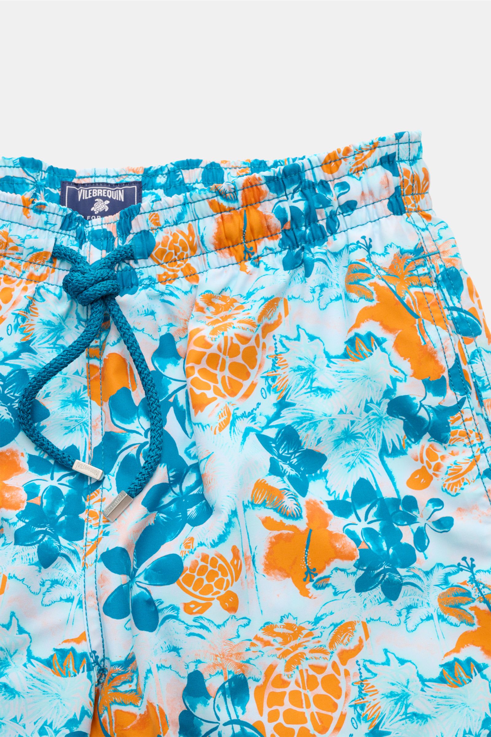 Nahaufnahme aus Frontperspektive der Vilebrequin Badeshorts 'Moorea' blau/neonorange gemustert mit elastischem Bund, Tunnelzug und floralem Druck.