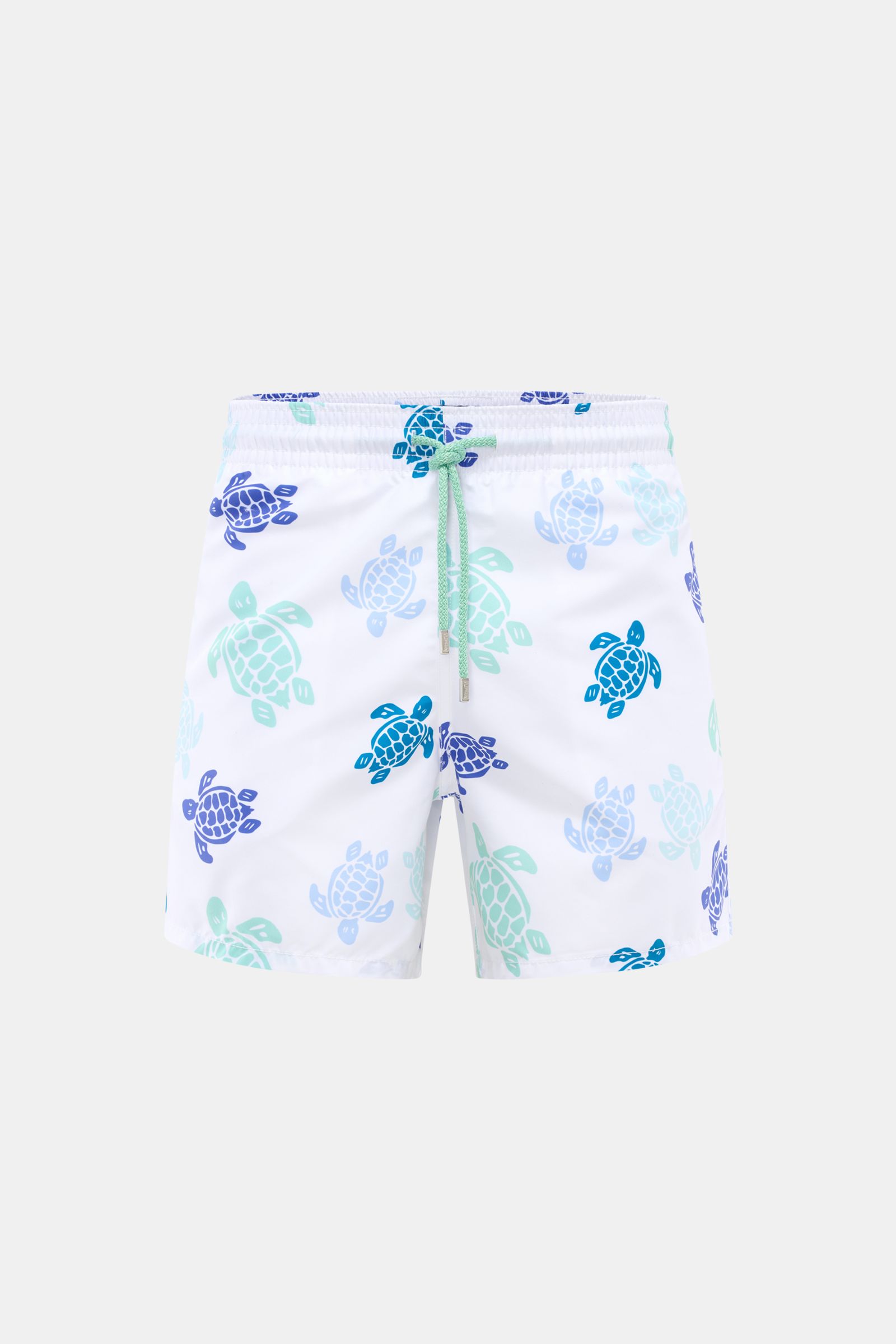 Vorderansicht der Vilebrequin Badeshorts 'Moorea' weiß/mint/blau gemustert mit elastischem Bund, Tunnelzug, Taschen und Schildkröten-Print.