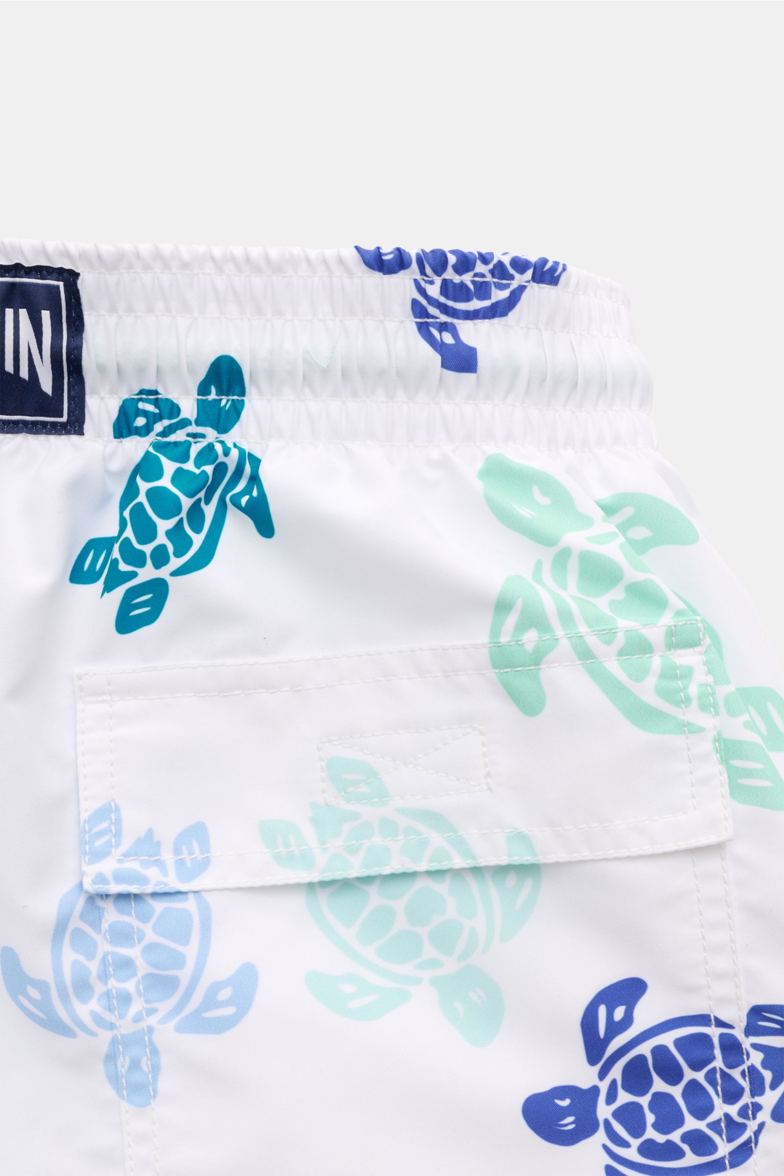 Vorderansicht der Vilebrequin Badeshorts 'Moorea' weiß/mint/blau gemustert mit elastischem Bund, Taschen und Schildkröten-Print aus hochwertiger Microfaser.