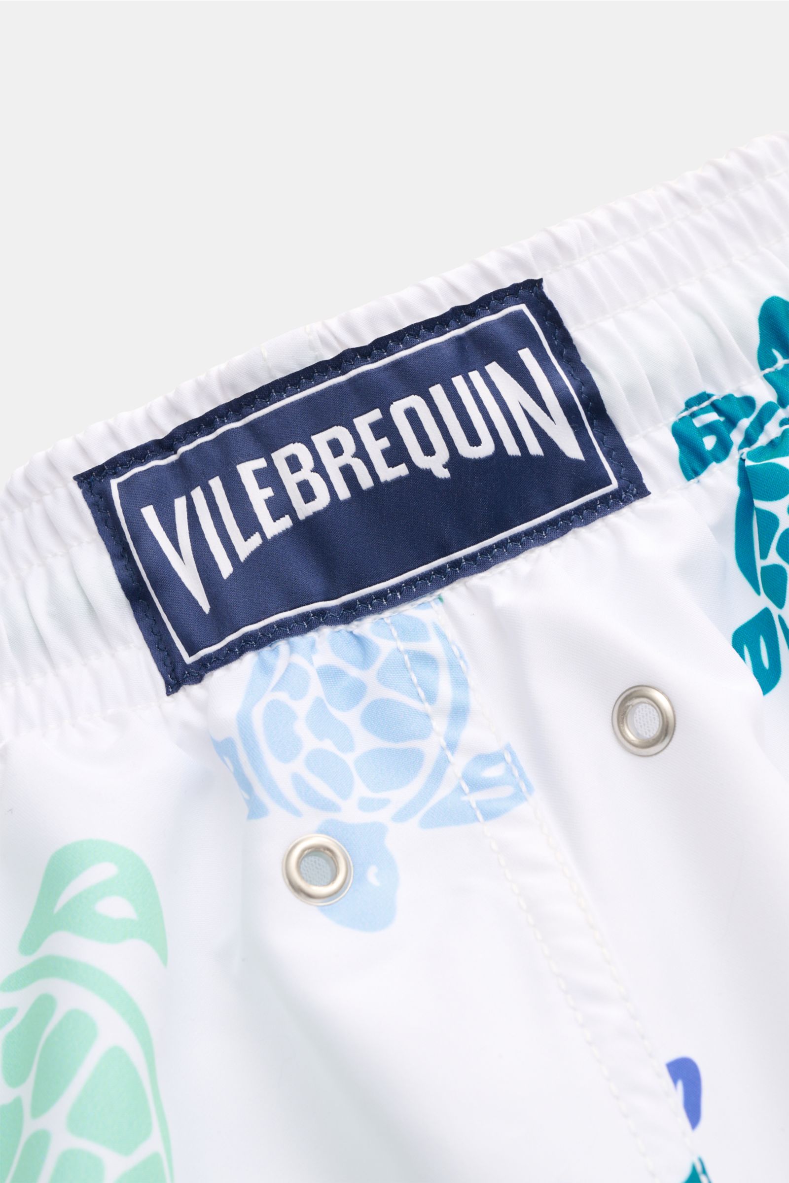 Vilebrequin Badeshorts 'Moorea' weiß/mint/blau gemustert, Detailaufnahme Front mit VILEBREQUIN-Label, Microfaser, Tunnelzug, Entwässerungsösen.
