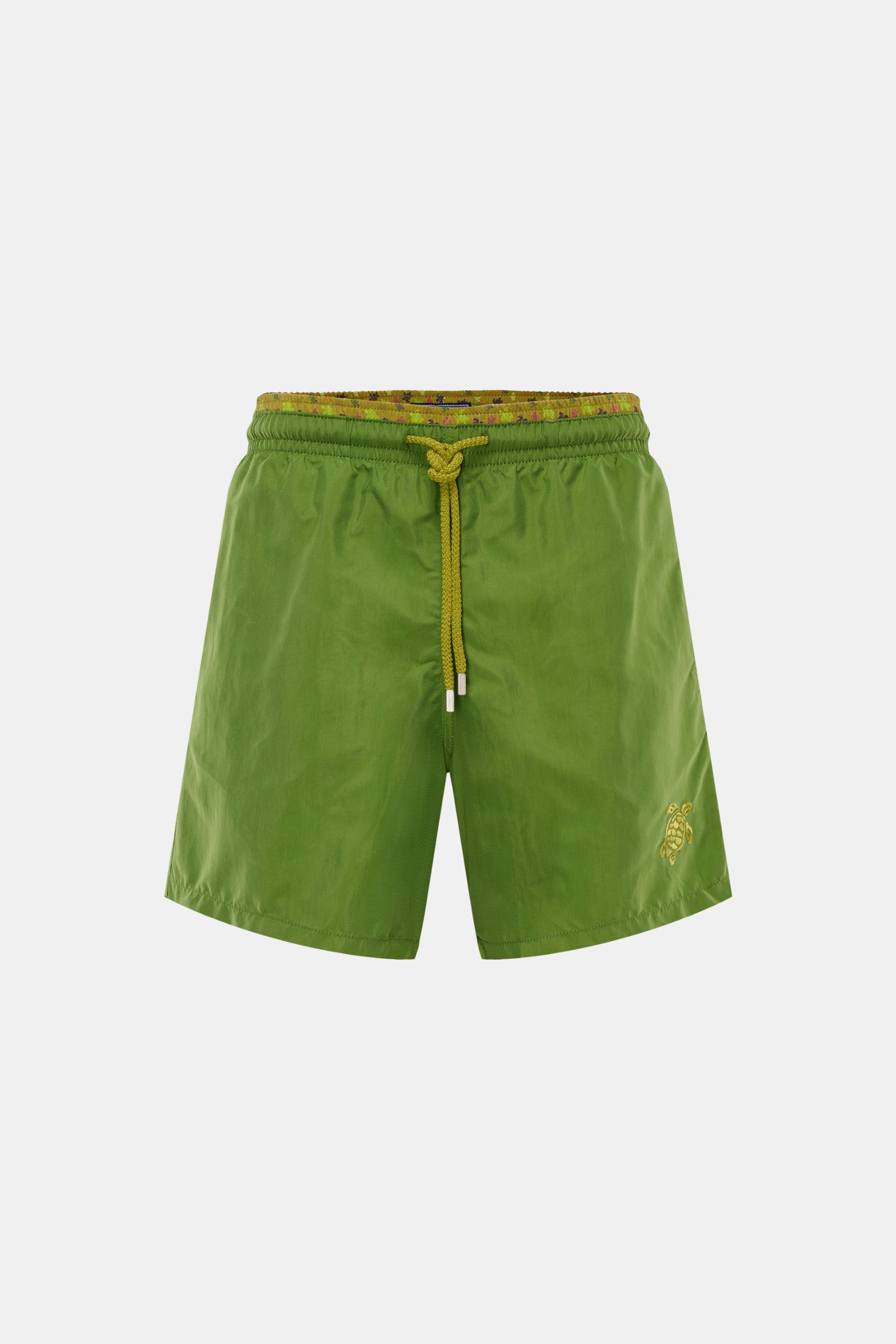 Vorne fotografierte Vilebrequin Badeshorts 'Moka' oliv aus leichter Microfaser mit elastischem Bund, Tunnelzug, Turtle-Stitching und Mesh-Innenfutter.