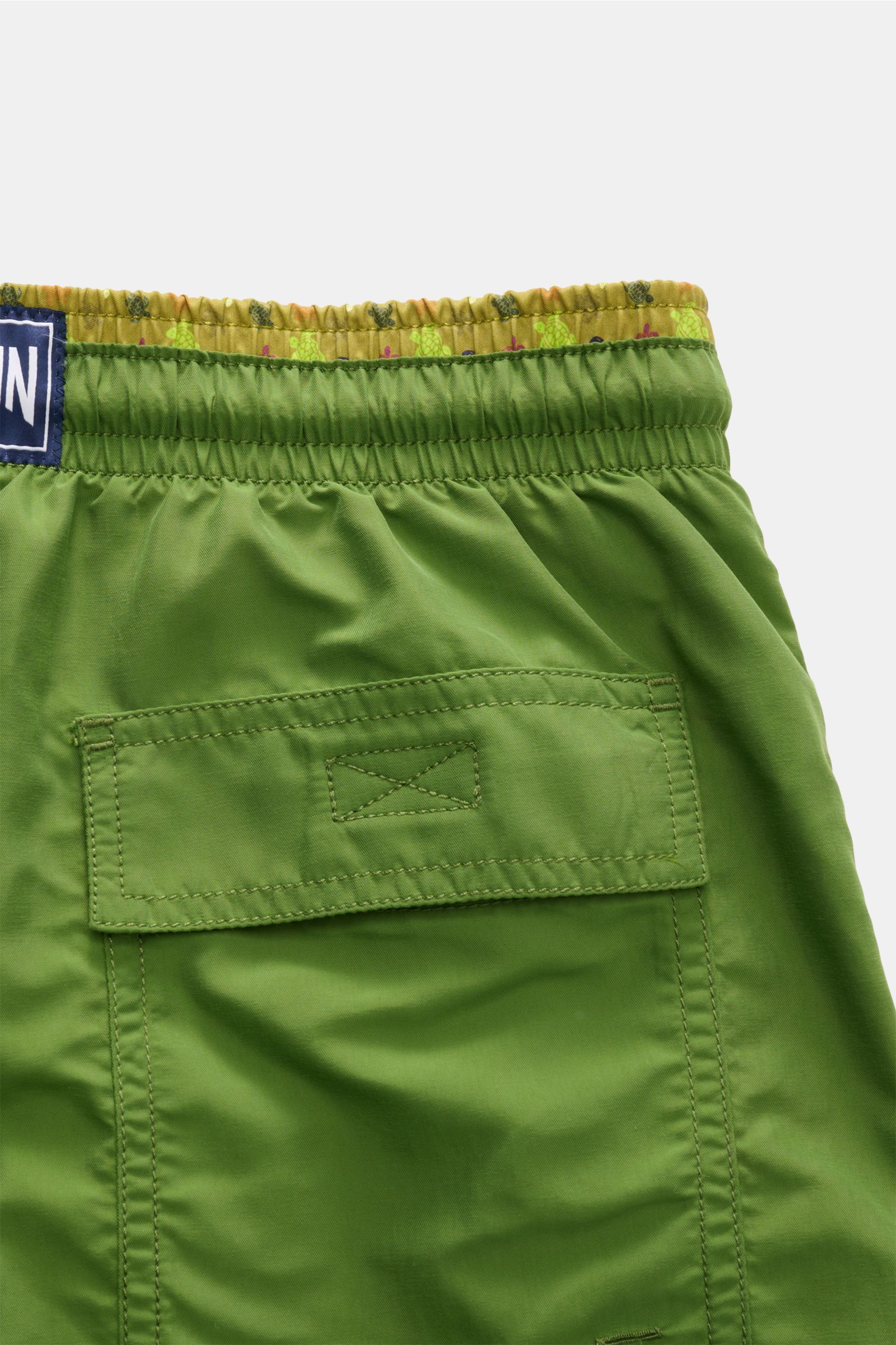 Nahaufnahme der Rückseite der Vilebrequin Badeshorts 'Moka' oliv, elastischer Bund mit Tunnelzug, Mesh-Innenfutter, Turtle-Stitching am Saum sichtbar.