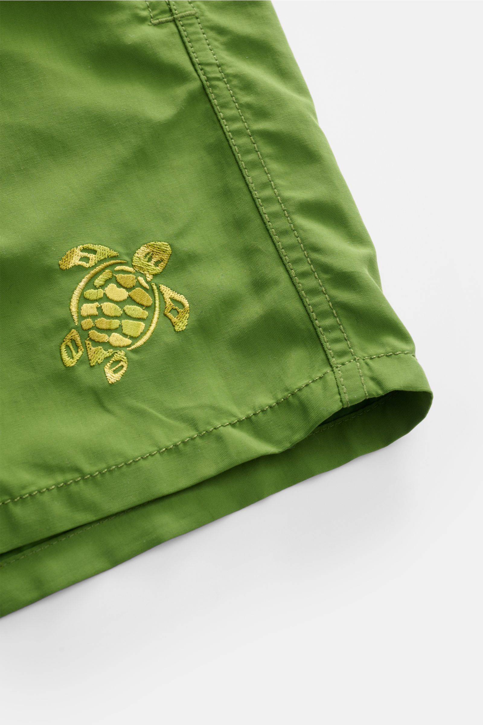 Nahaufnahme der olivgrünen Vilebrequin Badeshorts 'Moka' mit Turtle-Stitching, seitliche Perspektive, Microfaser, Regular Fit.