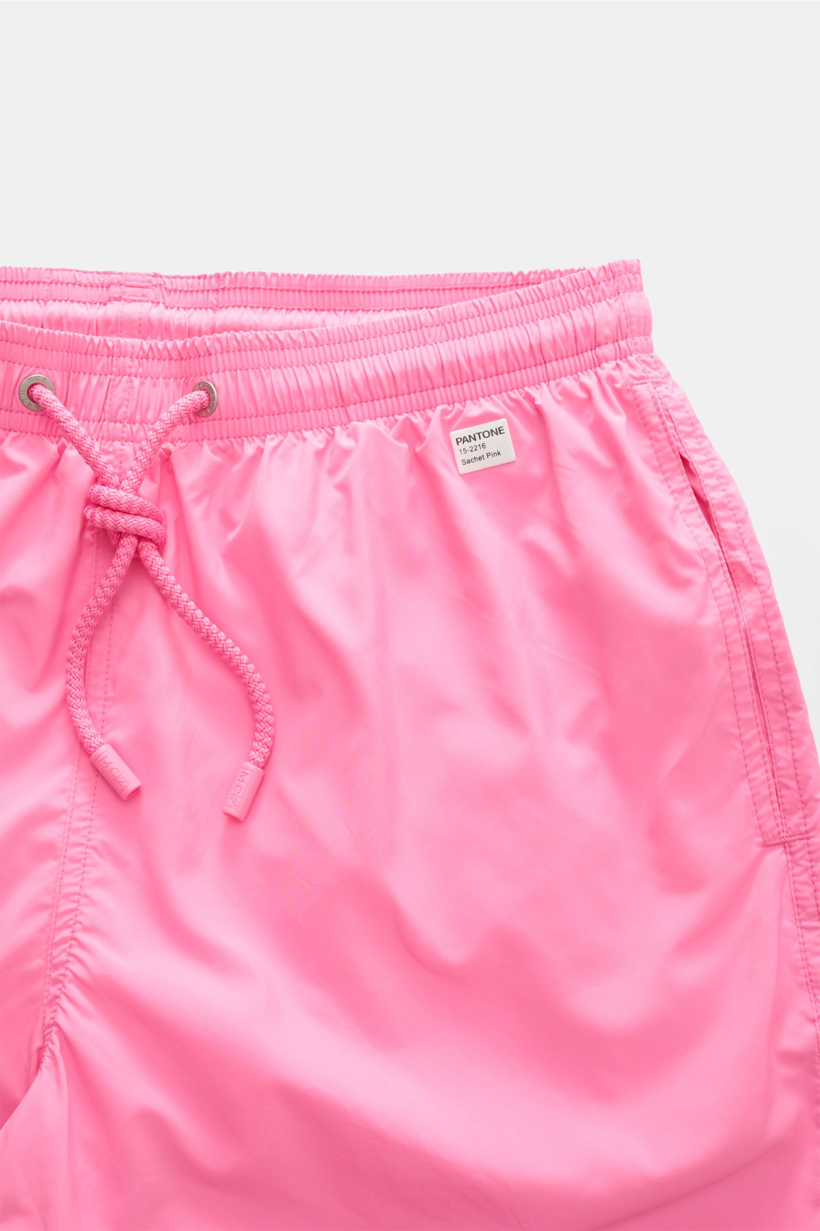 MC2 Saint Barth Badeshorts 'Lightning Pantone' pink in Nahaufnahme von oben, elastischer Bund mit Tunnelzug, recycelte Microfaser, seitliche Taschen, Pantone-Label sichtbar.