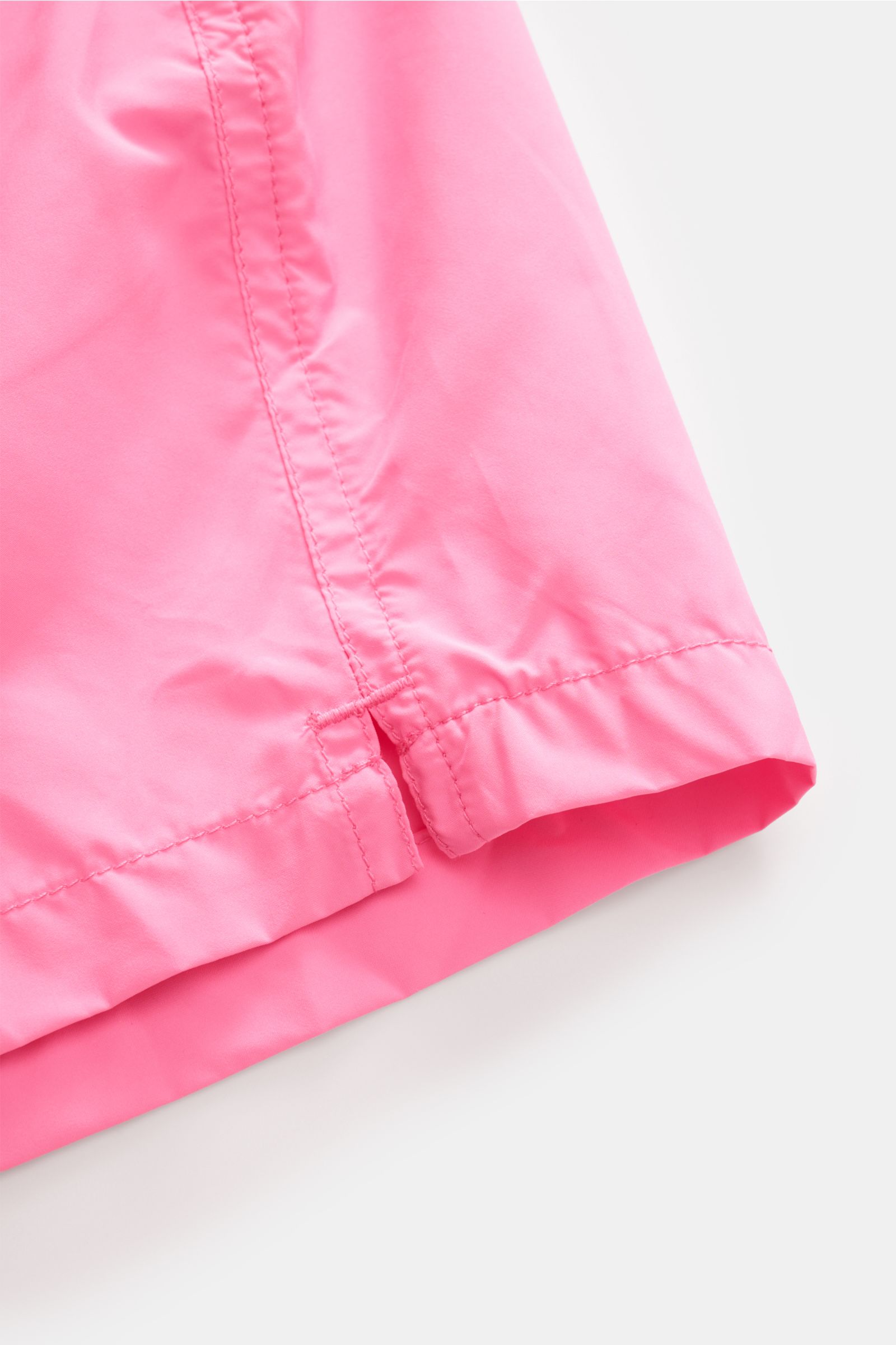 Nahaufnahme der pinkfarbenen MC2 Saint Barth Badeshorts 'Lightning Pantone' von unten mit sichtbaren Nähten und leichtem Faltenwurf.