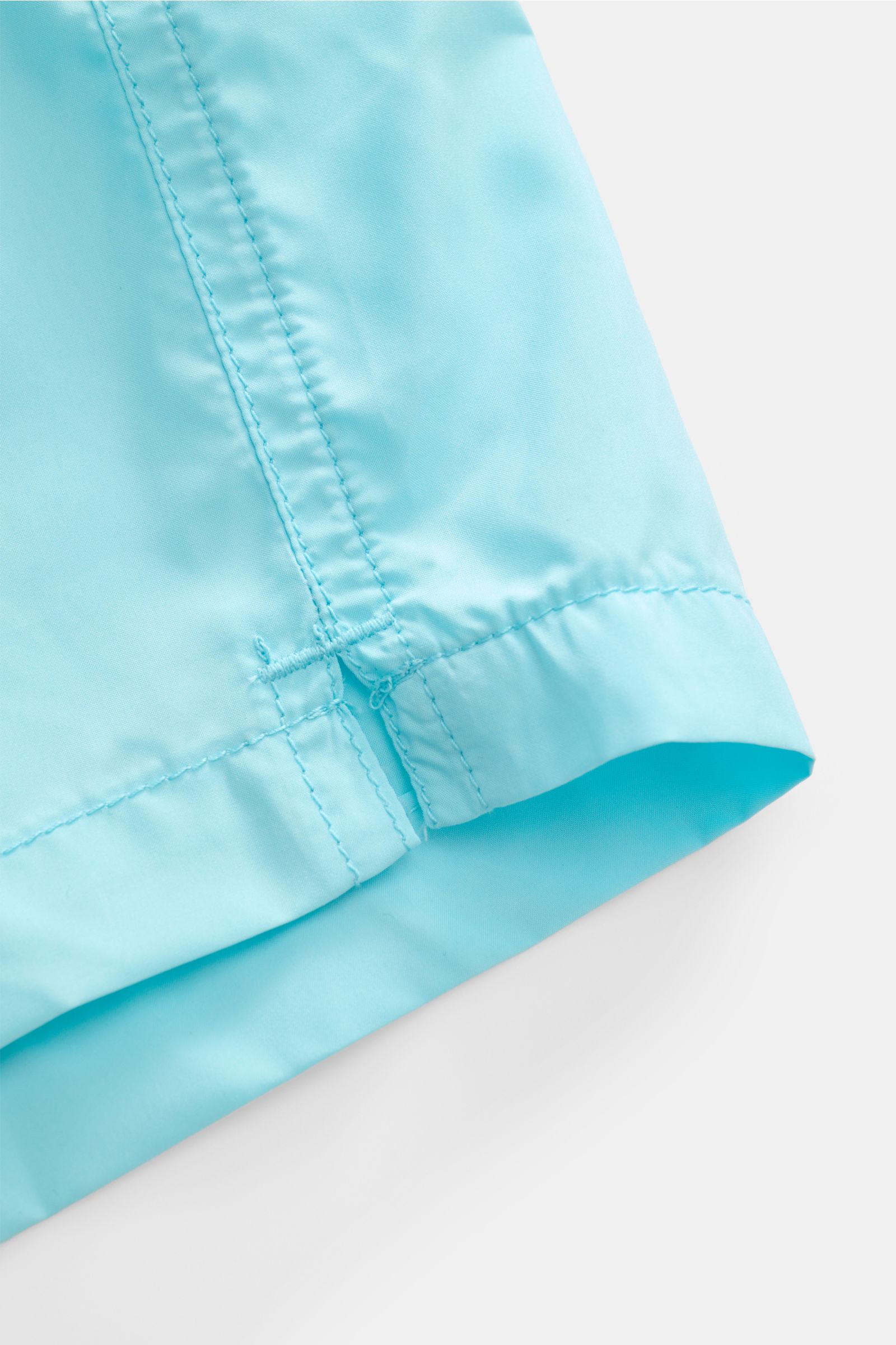 MC2 Saint Barth Badeshorts 'Lightning Pantone' türkis, Detailansicht Saumnähte und Saumschlitze aus recycelter, leichter Microfaser.