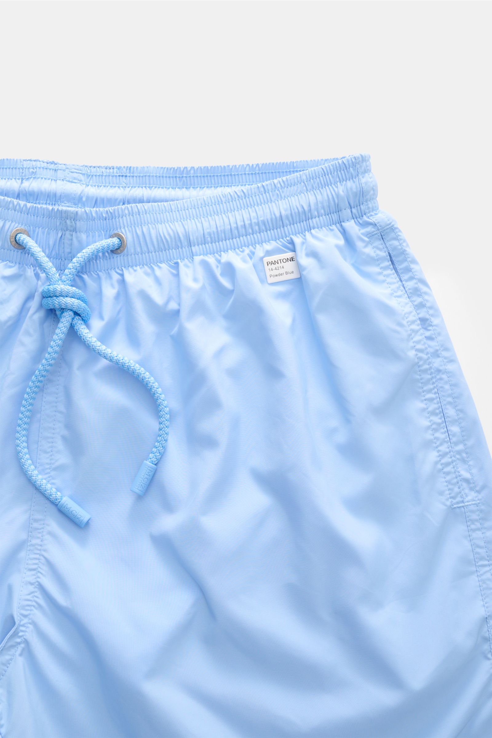 MC2 Saint Barth Badeshorts 'Lightning Pantone' hellblau, Detailaufnahme von oben mit elastischem Bund, Kordelzug und Pantone-Label, leichte Microfaser.