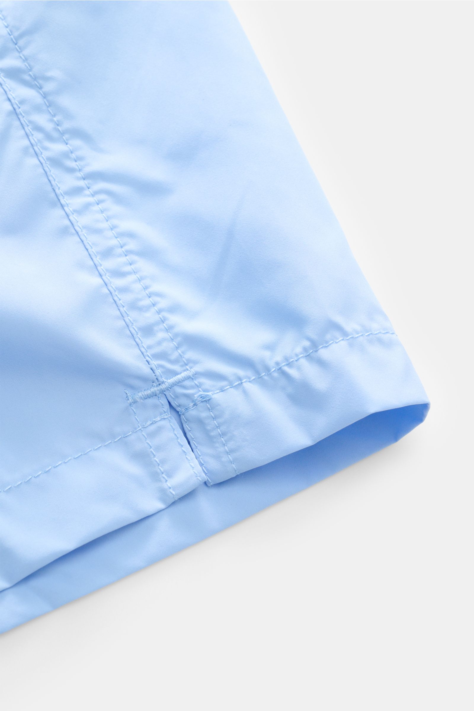 MC2 Saint Barth Badeshorts 'Lightning Pantone' hellblau, Nahaufnahme der seitlichen Naht, leichter Griff, recycelte Microfaser, Regular Fit.