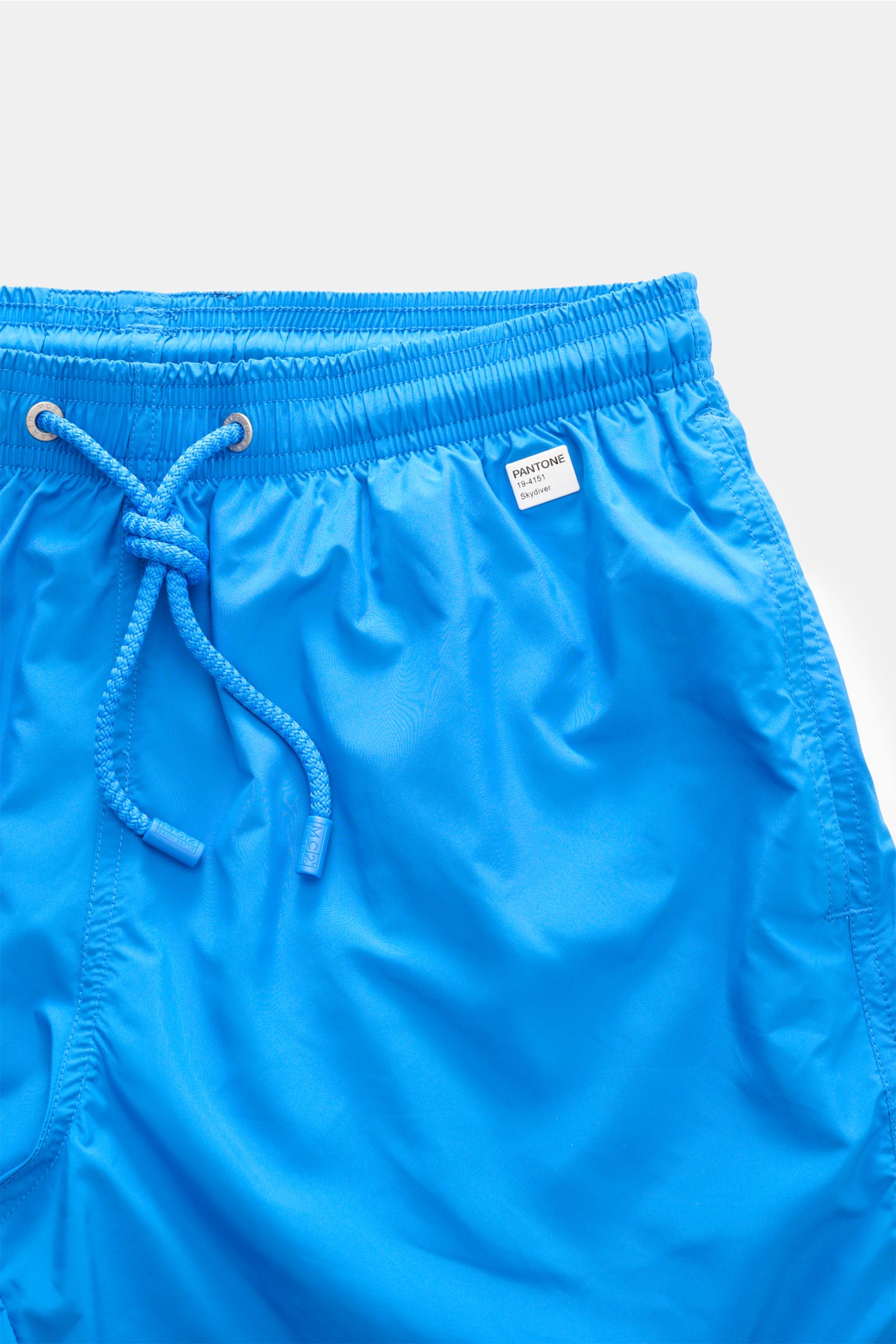 MC2 Saint Barth Badeshorts 'Lightning Pantone' blau, Nahaufnahme von oben, elastischer Bund mit Kordelzug, PANTONE-Label, recycelte Microfaser.