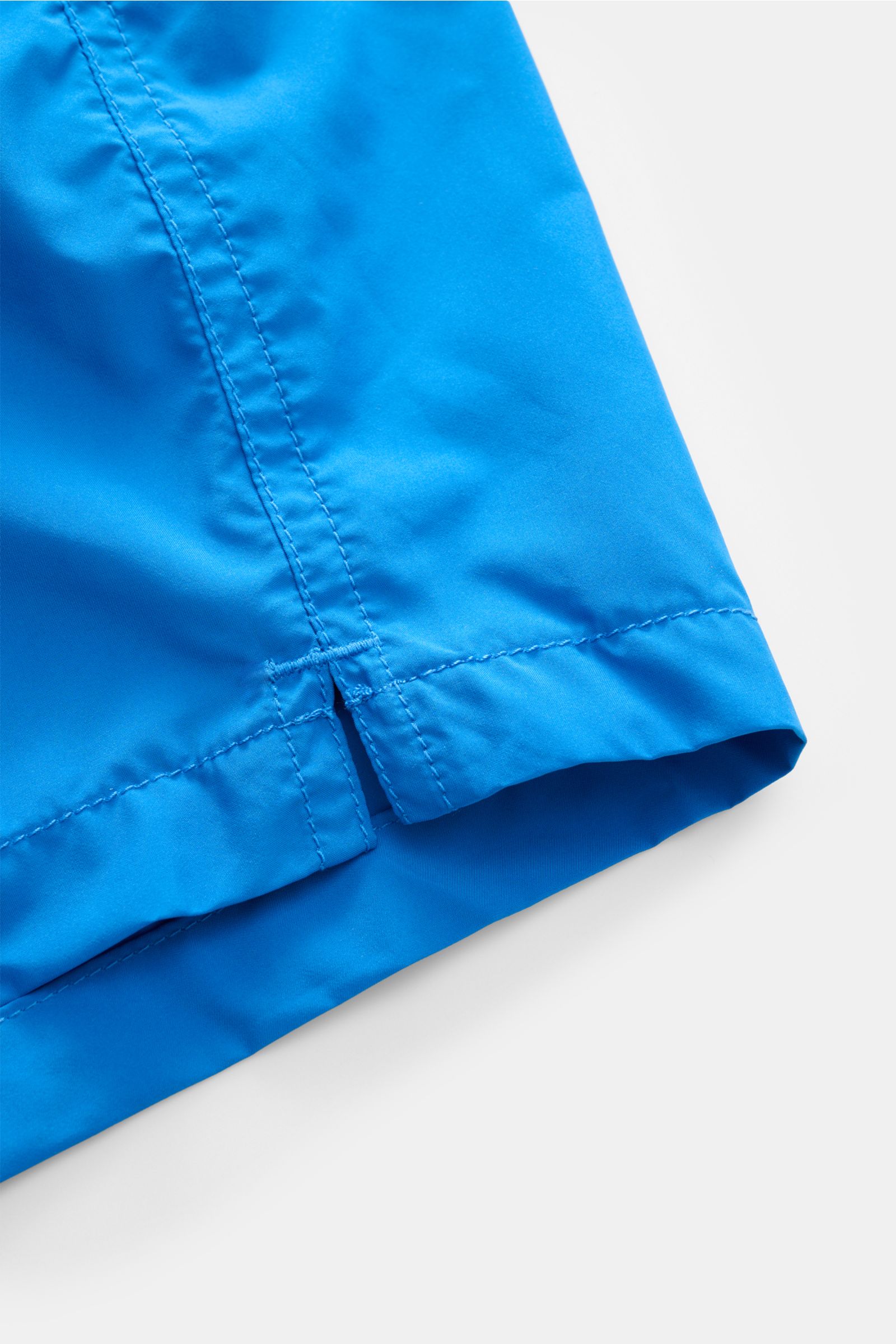 Nahaufnahme der blauen MC2 Saint Barth Badeshorts 'Lightning Pantone' aus recycelter Microfaser, Fokus auf Saum und Seitenschlitz, Regular Fit, elastischer Bund.