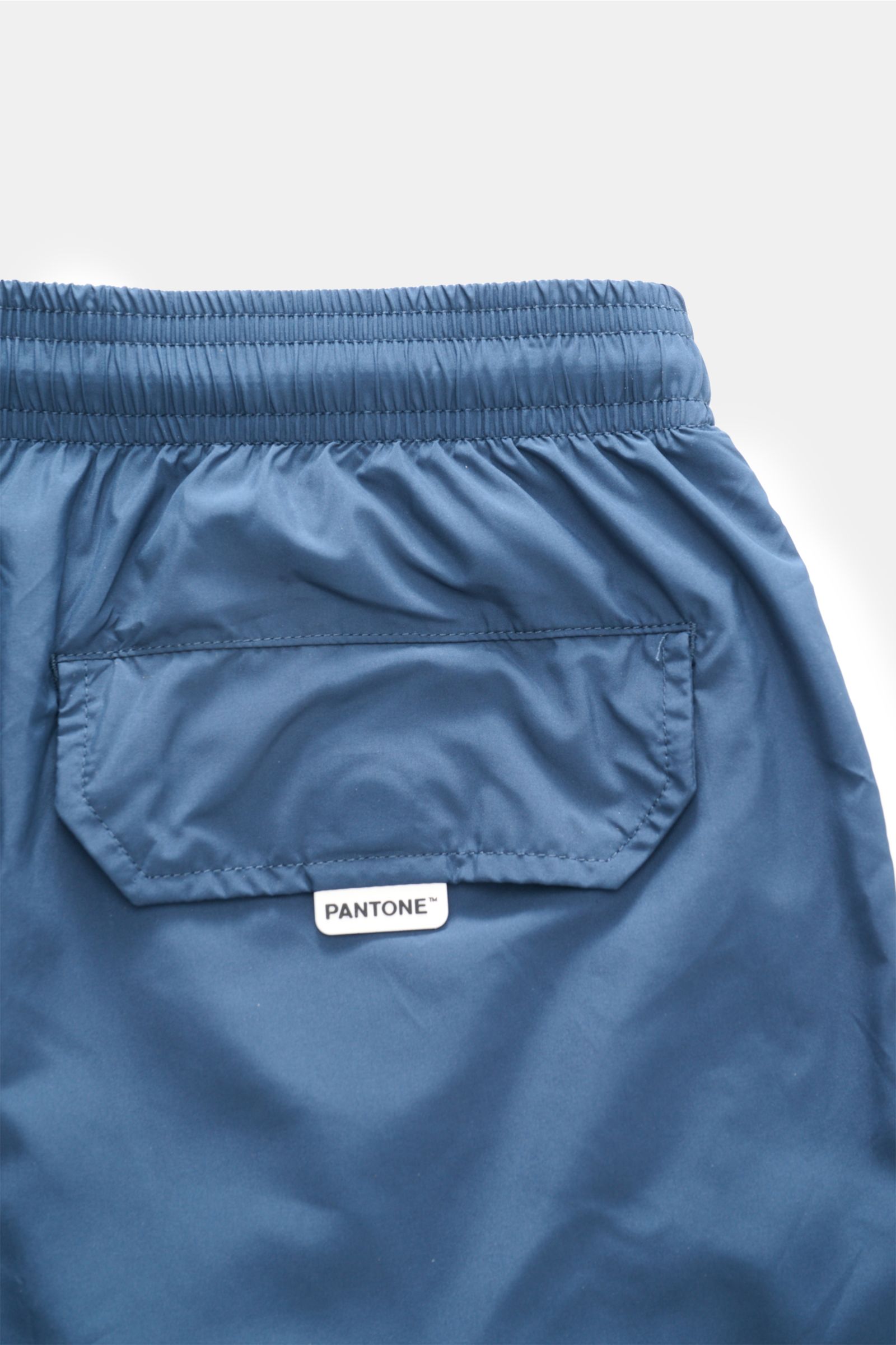 MC2 Saint Barth Badeshorts 'Lightning Pantone' navy, Detailansicht von hinten oben mit elastischem Bund, Tasche, Magnetverschluss, Pantone-Label.