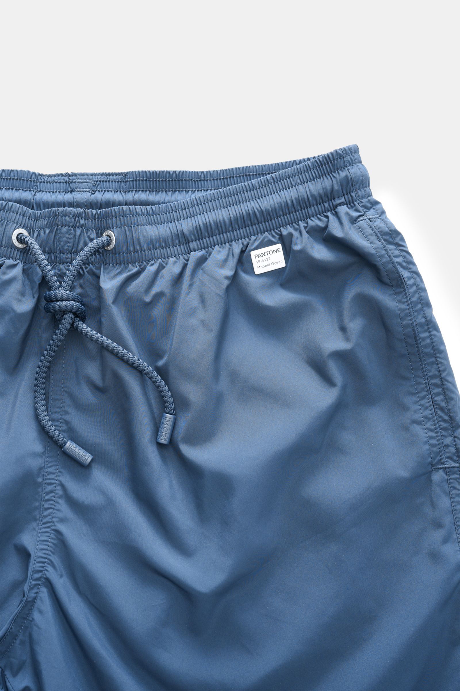 MC2 Saint Barth Badeshorts 'Lightning Pantone' navy, Frontansicht, elastischer Bund mit Tunnelzug, recycelte Microfaser, PANTONE-Label Moonlit Ocean.