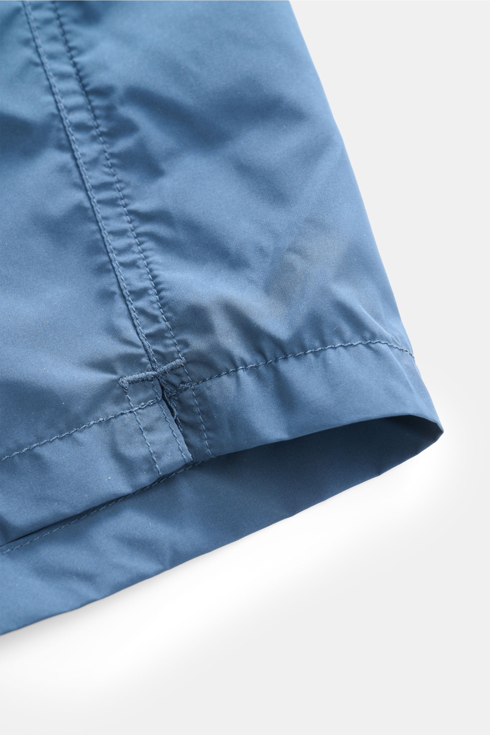 Alt-Tag (124 Zeichen): Nahaufnahme der MC2 Saint Barth Badeshorts 'Lightning Pantone' navy, Detailansicht Saum und Naht, leichte Microfaser.

Beschreibung für Nutzer:  
Tauchen Sie ein in die erfrischende Kollaboration von MC2 SAINT BARTH und PANTONE: Die