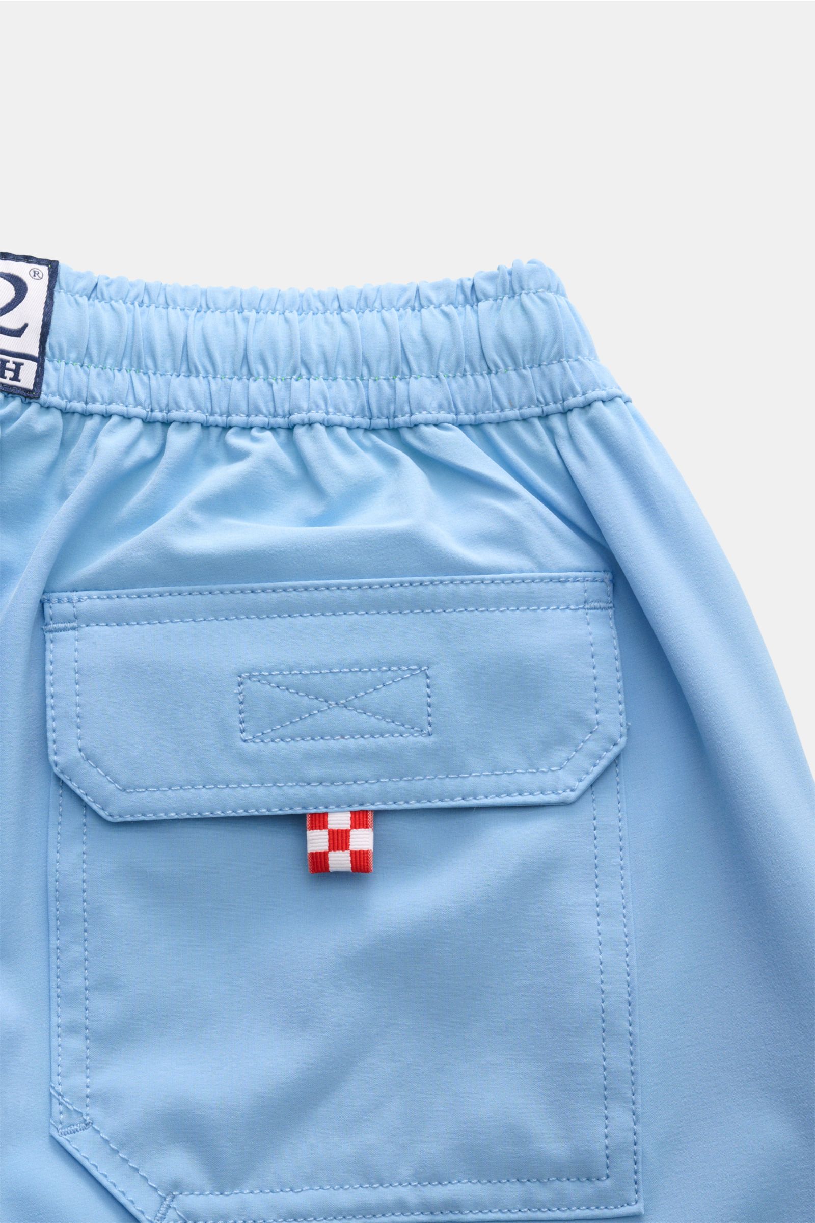 MC2 Saint Barth Badeshorts 'Comfort' hellblau shown from the back, highlighting the elastic waistband and rear pocket with red-white tab. 

Tauchen Sie ein in die erfrischende Welt von MC2 SAINT BARTH: Die Badeshorts 'Comfort' aus leichter, schnell tro