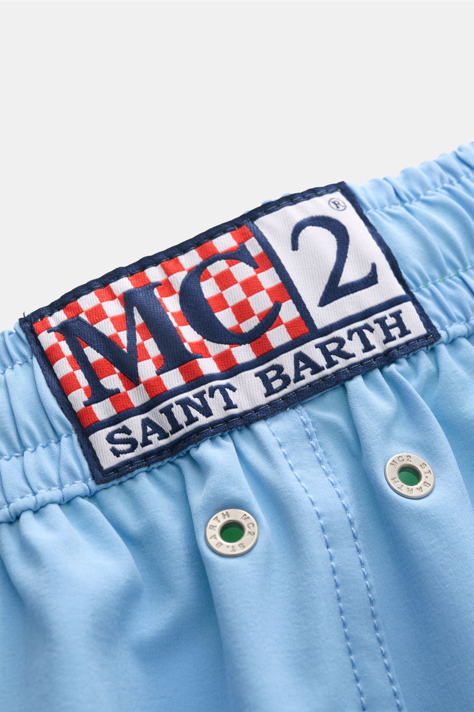 Alt tag (125 characters max): Close-up front view of MC2 Saint Barth Badeshorts 'Comfort' hellblau waistband with logo patch and metal eyelets.

Tauchen Sie ein in die erfrischende Welt von MC2 SAINT BARTH: Die Badeshorts 'Comfort' aus leichter, schnel