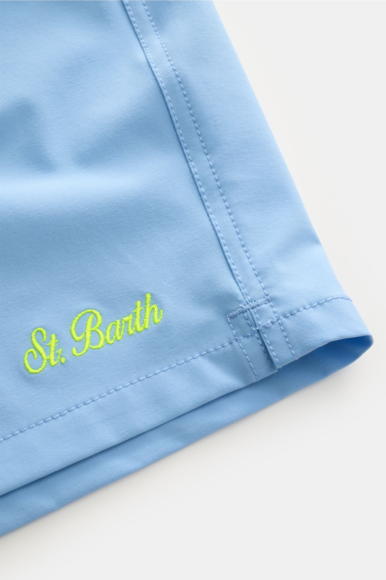 Close-up view of light blue MC2 Saint Barth Badeshorts 'Comfort' showing detailed stitching and yellow 'St. Barth' embroidery on the hem.

Tauchen Sie ein in die erfrischende Welt von MC2 SAINT BARTH: Die Badeshorts 'Comfort' aus leichter, schnell troc