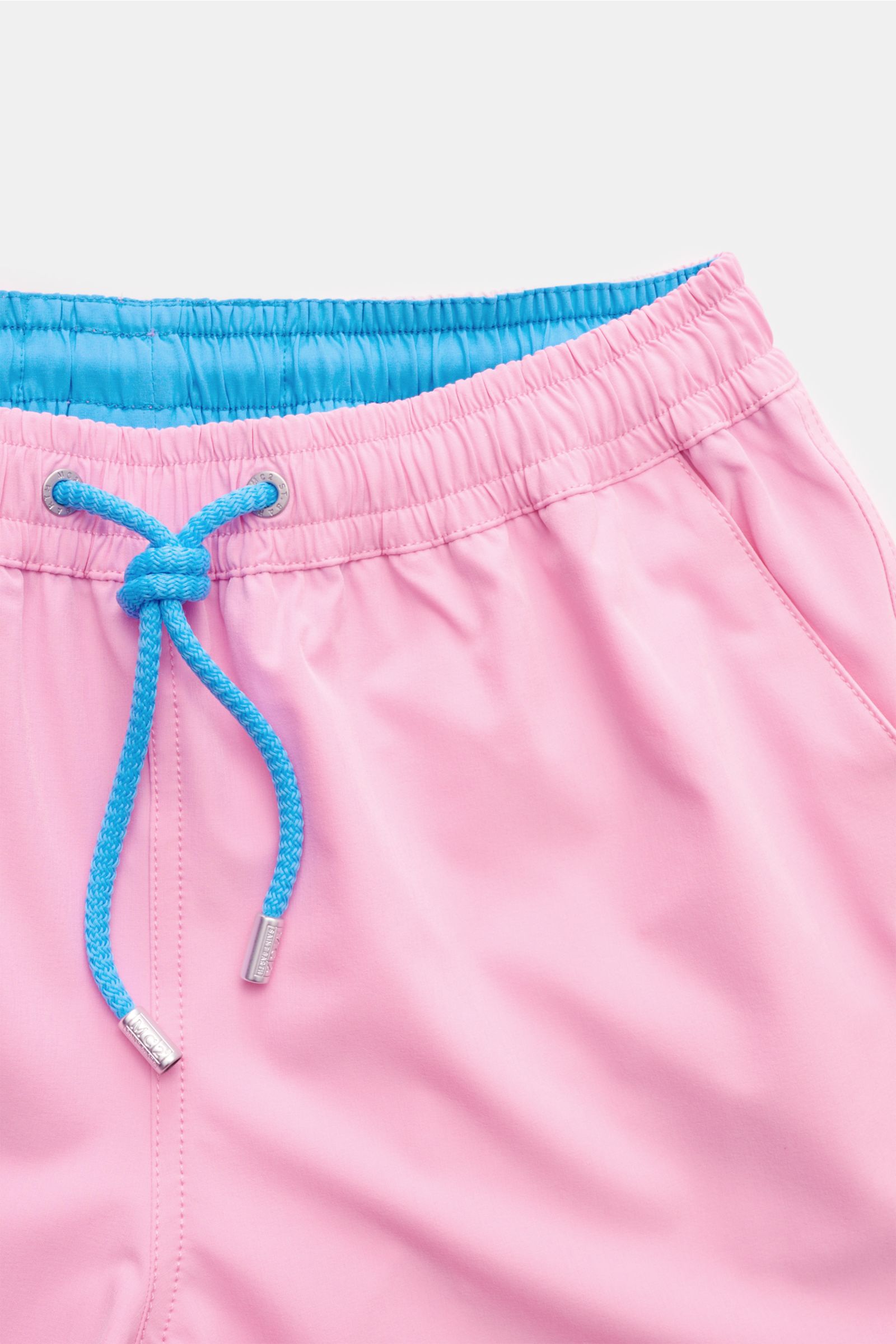 Close-up front view of MC2 Saint Barth Badeshorts 'Comfort' rosé with blue elastic waistband and drawstring, showing stitching details.

Tauchen Sie ein in die erfrischende Welt von MC2 SAINT BARTH: Die Badeshorts 'Comfort' aus leichter, schnell trockn