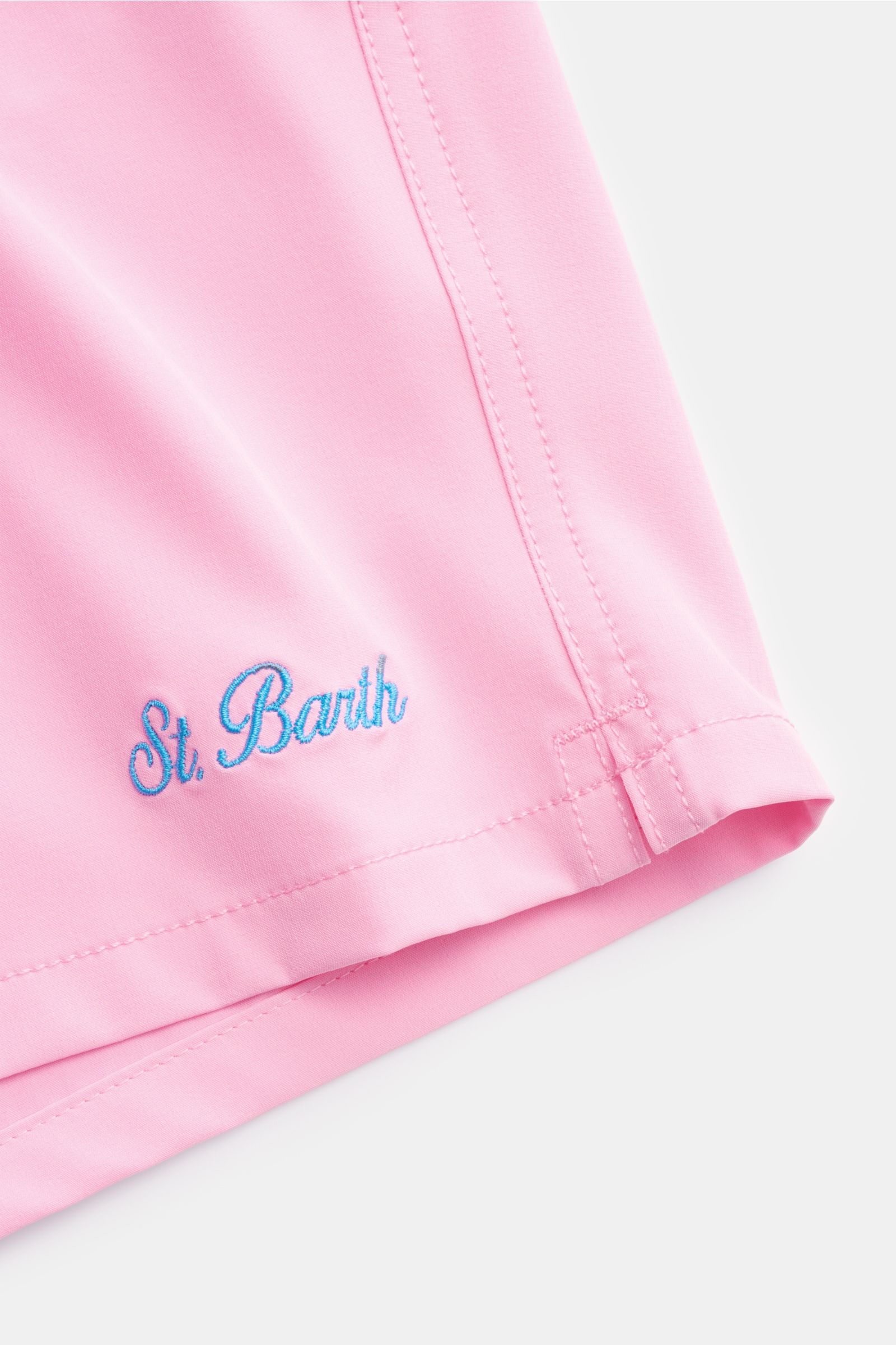Close-up front-side view of MC2 Saint Barth Badeshorts 'Comfort' rosé showing pink fabric with blue 'St. Barth' embroidery and stitching details.

Tauchen Sie ein in die erfrischende Welt von MC2 SAINT BARTH: Die Badeshorts 'Comfort' aus leichter, schn