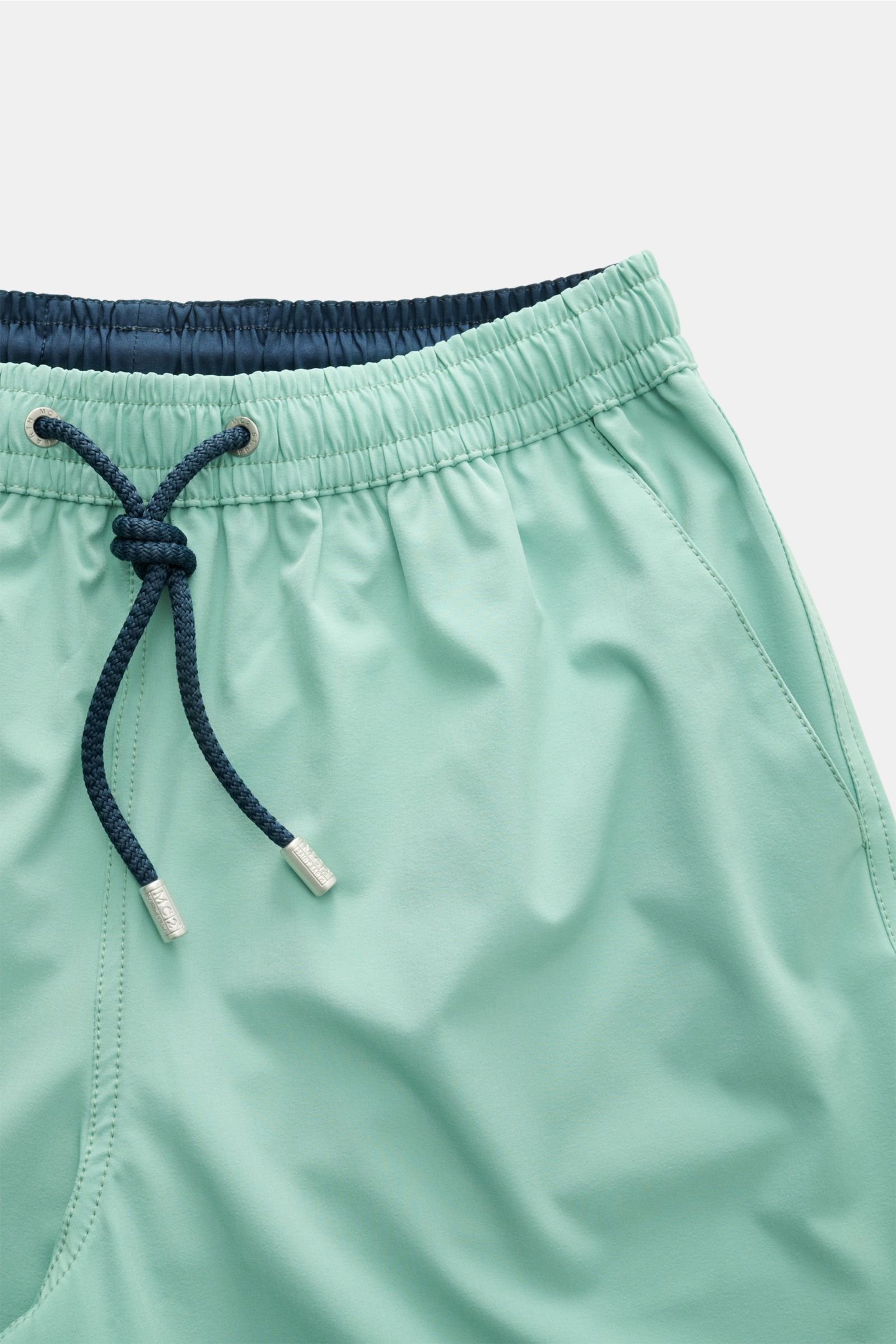 MC2 Saint Barth Badeshorts 'Comfort' türkis, Detailansicht von oben, elastischer Bund, kontrastierender Kordelzug, recycelte Microfaser, Regular Fit.
