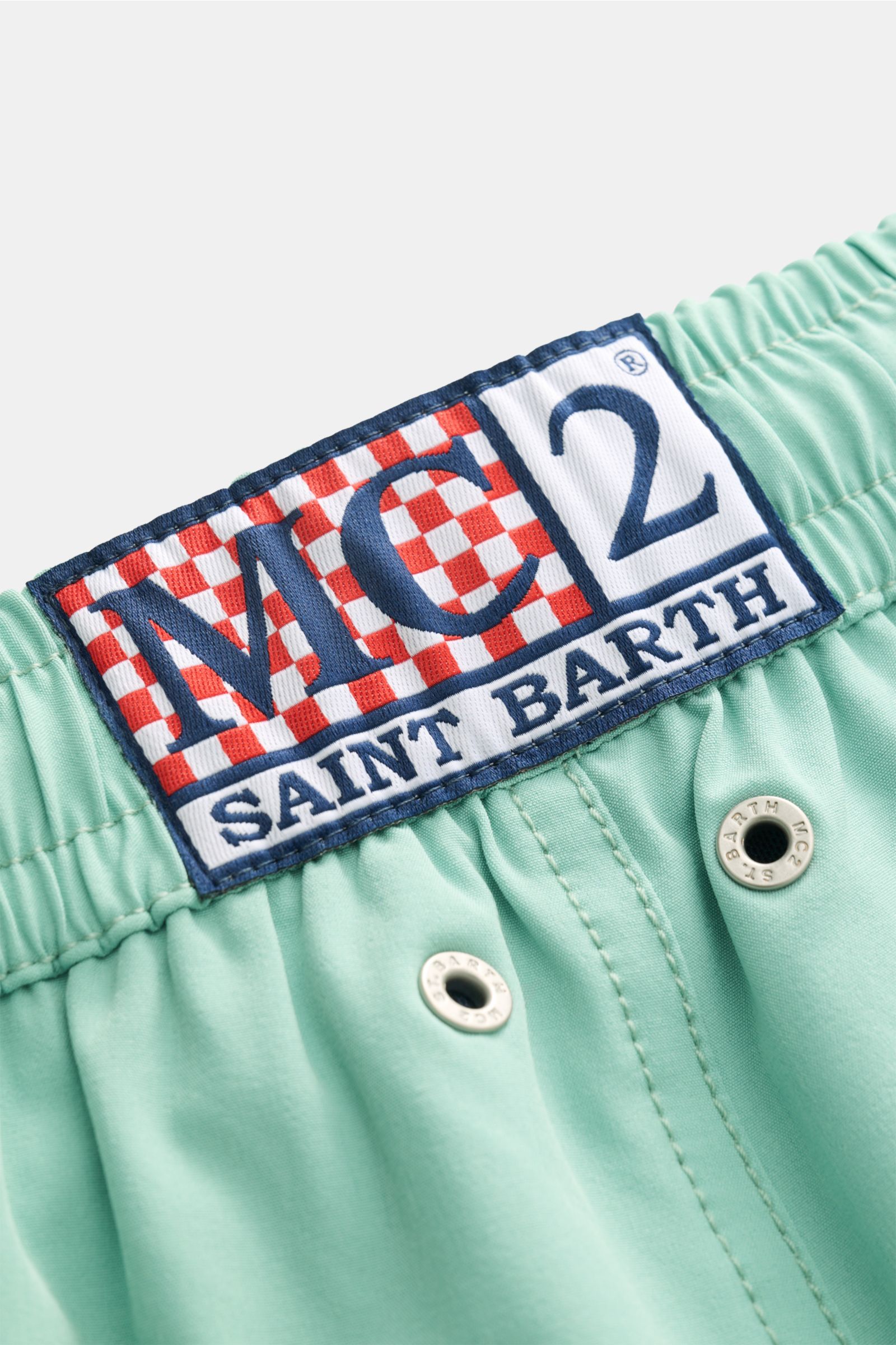 Nahaufnahme der elastischen Taille mit Tunnelzug und MC2 Saint Barth-Logo der türkisfarbenen MC2 Saint Barth Badeshorts 'Comfort' aus leichter Microfaser.