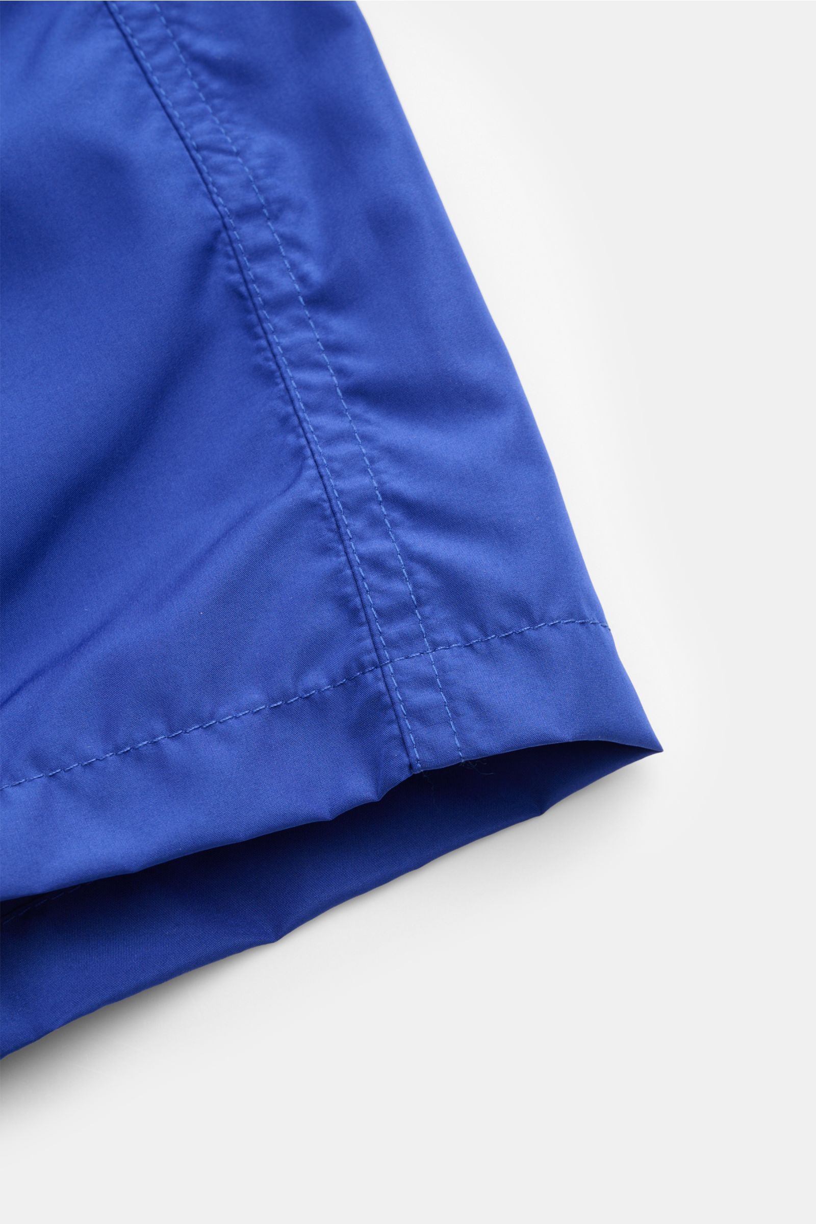 Close-up side view of the hem and stitching on Moorer Swim shorts 'Portofino' dark blue, quick-drying microfibre, smooth feel, regular fit, elasticated waistband with drawstring, small key pocket inside, side seam pockets, back pocket with flap, smooth li