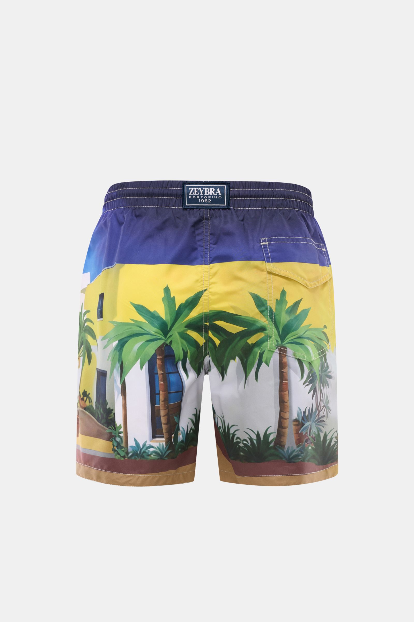 Rear view of Zeybra Portofino 1962 Badeshorts 'Lisbona' multicolor with palm tree print, elastic waistband, back pocket, and short side slits.

Sommerliches Statement: Mit ihrem markanten Print werden die Badeshorts von ZEYBRA PORTOFINO 1962 zum Blickf