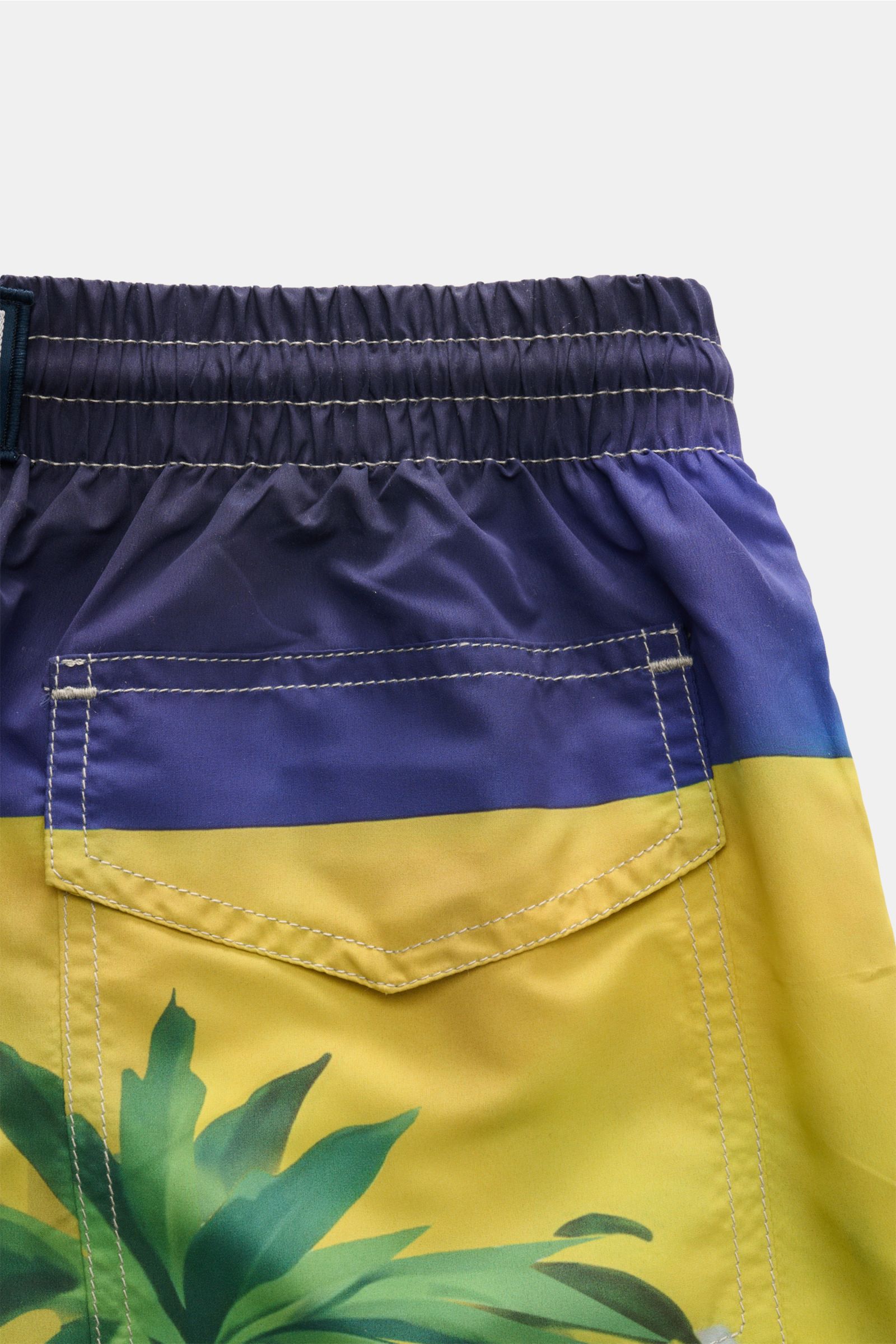 Close-up rear view of Zeybra Portofino 1962 Badeshorts 'Lisbona' multicolor showing elastic waistband, side seam pocket, and vibrant print. Sommerliches Statement: Mit ihrem markanten Print werden die Badeshorts von ZEYBRA PORTOFINO 1962 zum Blickfang am 