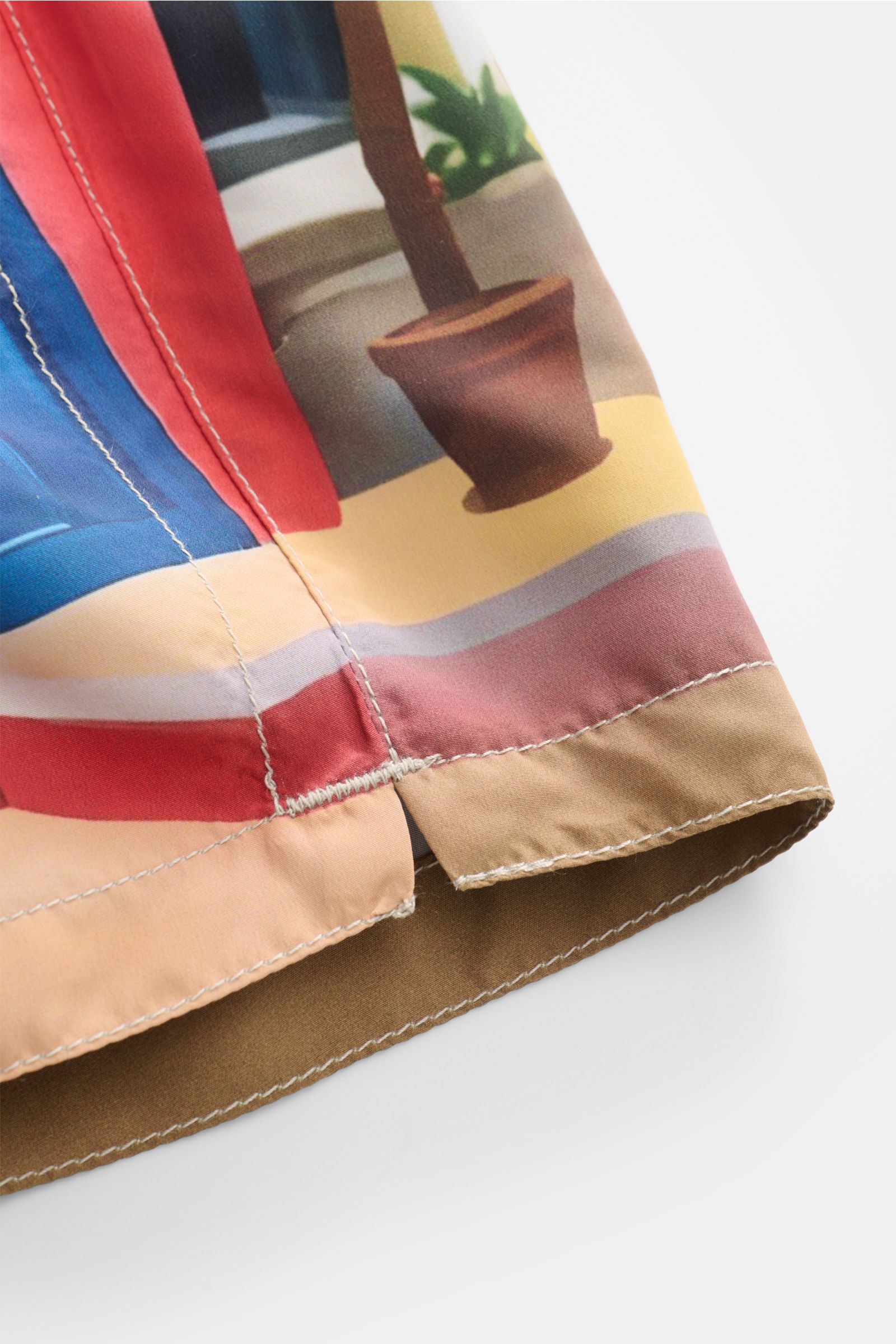 Close-up side view of the colorful fabric and stitching details of Zeybra Portofino 1962 Badeshorts 'Lisbona' multicolor.

Sommerliches Statement: Mit ihrem markanten Print werden die Badeshorts von ZEYBRA PORTOFINO 1962 zum Blickfang am Strand und Poo