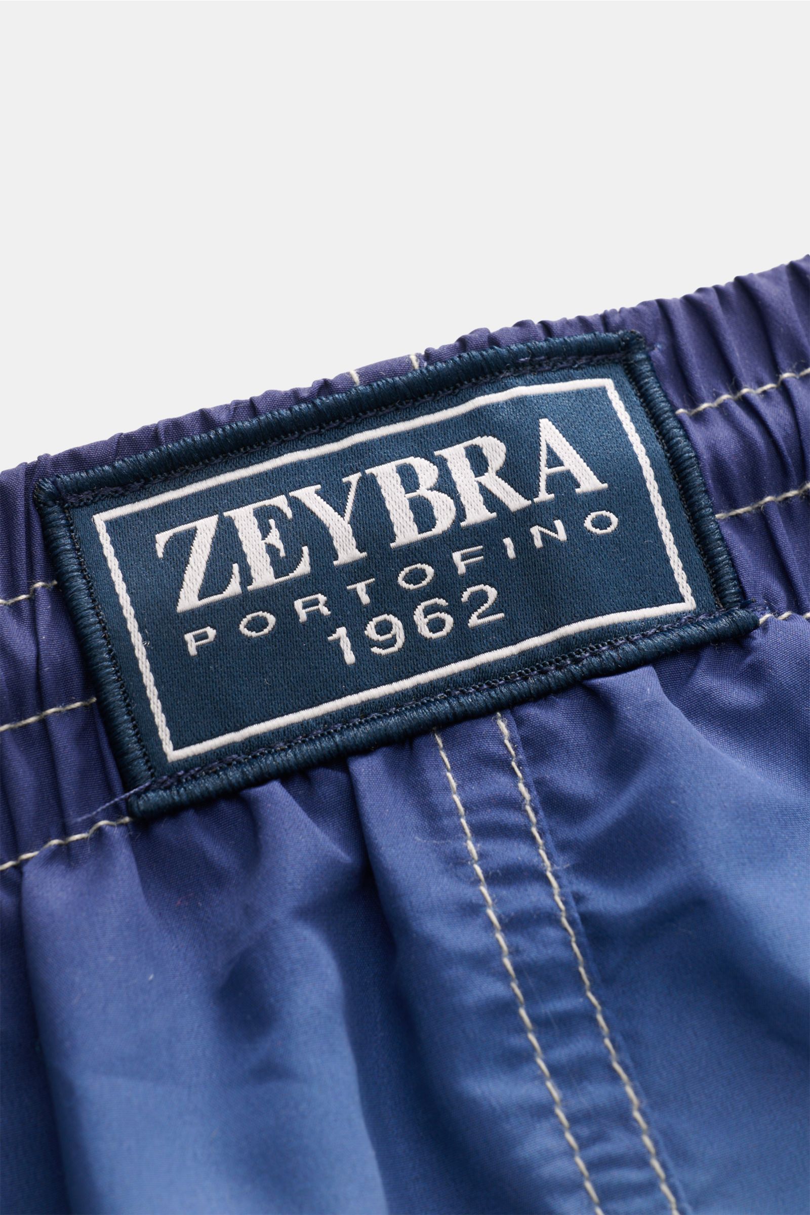 Close-up view of the Zeybra Portofino 1962 Badeshorts 'Spiaggia' rauchblau/hellblau label on elastic waistband with detailed stitching. Sommerliches Statement: Mit ihrem markanten Print werden die Badeshorts von ZEYBRA PORTOFINO 1962 zum Blickfang am S