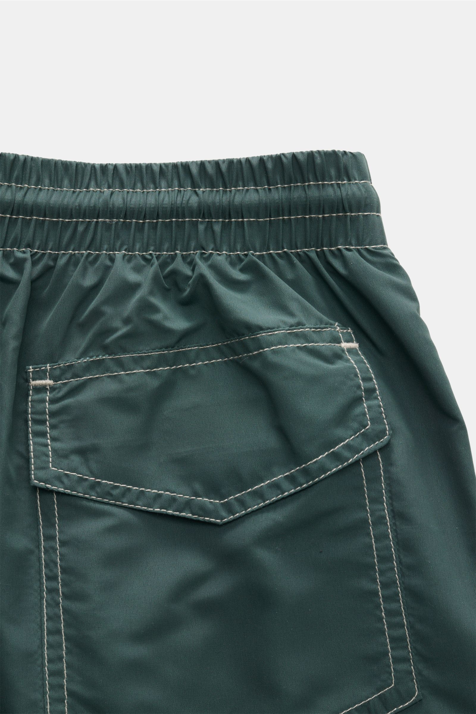 Close-up rear view of Zeybra Portofino 1962 Badeshorts 'Lux Car' dunkelgrün/salbei showing elastic waistband and back pocket with flap. Sommerliches Statement: Mit ihrem markanten Print werden die Badeshorts von ZEYBRA PORTOFINO 1962 zum Blickfang am S
