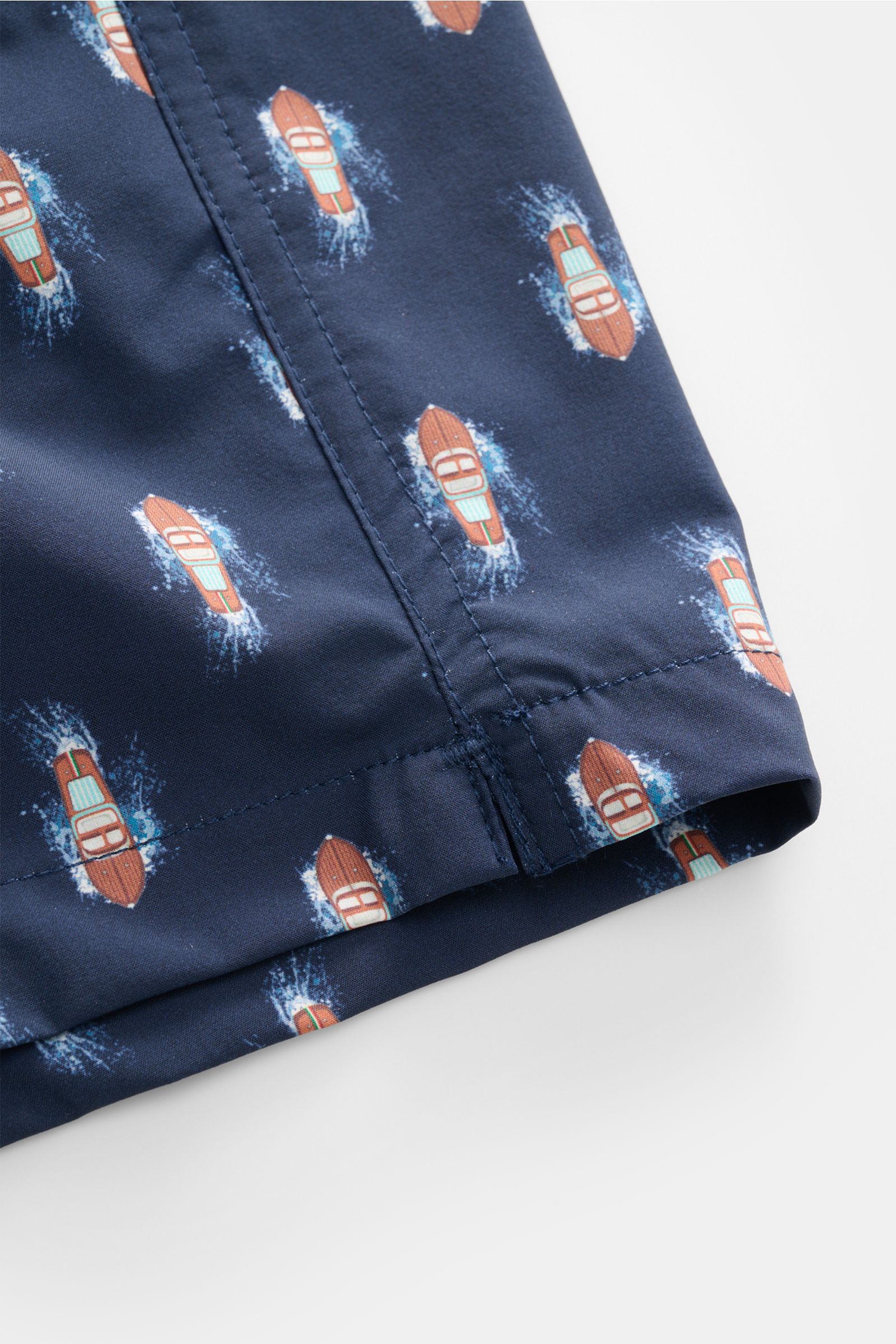 Close-up top-down view of Zeybra Portofino 1962 Badeshorts 'Boat' navy/braun gemustert with boat pattern on smooth microfiber fabric. Eyecatcher für sonnige Tage: Die Badeshorts von ZEYBRA PORTOFINO 1962 überzeugen mit kurzem Schnitt und auffälligem Allov