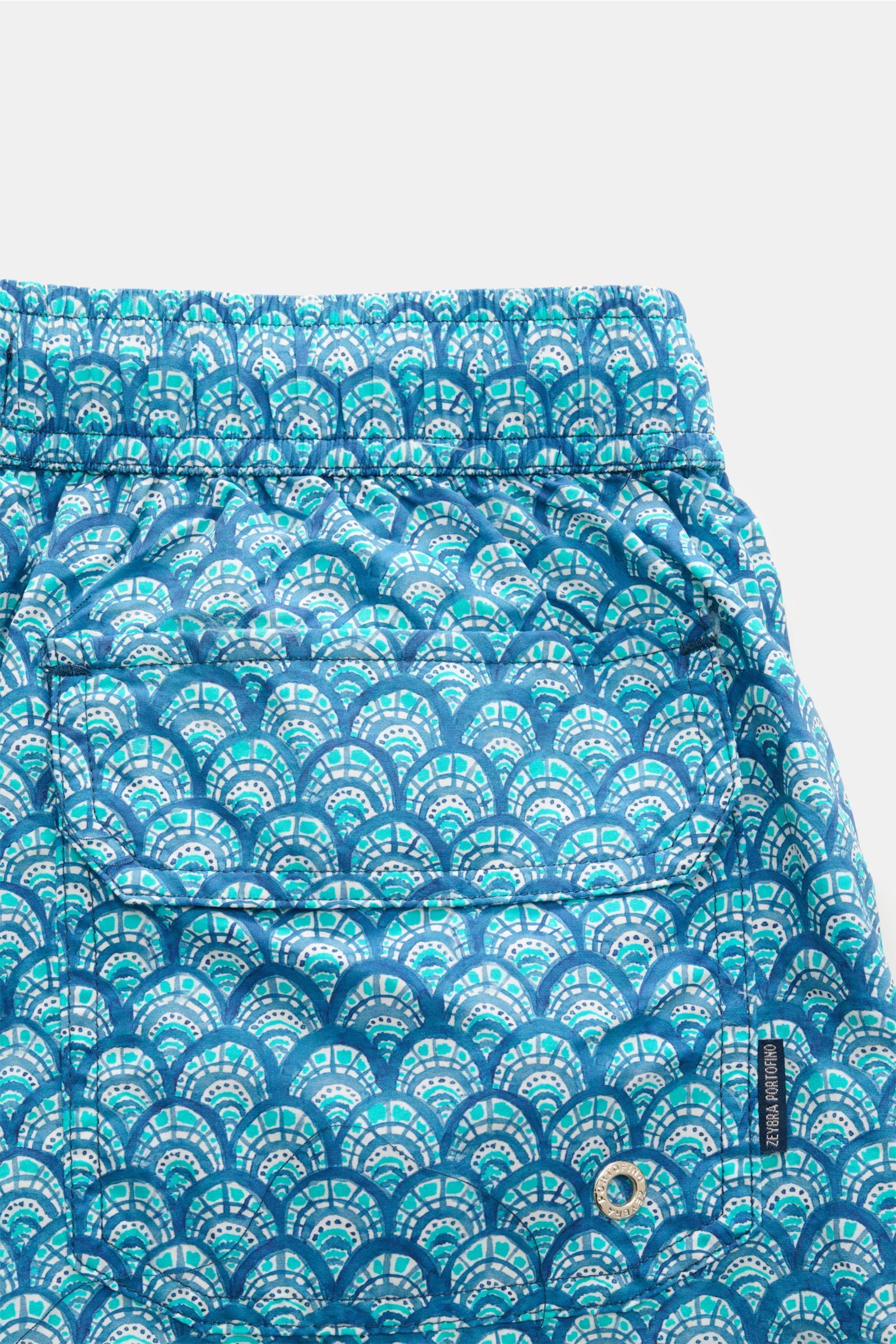 Zeybra Portofino 1962 Badeshorts türkis/blau/offwhite gemustert, Detailansicht Rückseite, elastischer Bund, Taschen, Microfaser, Regular Fit.