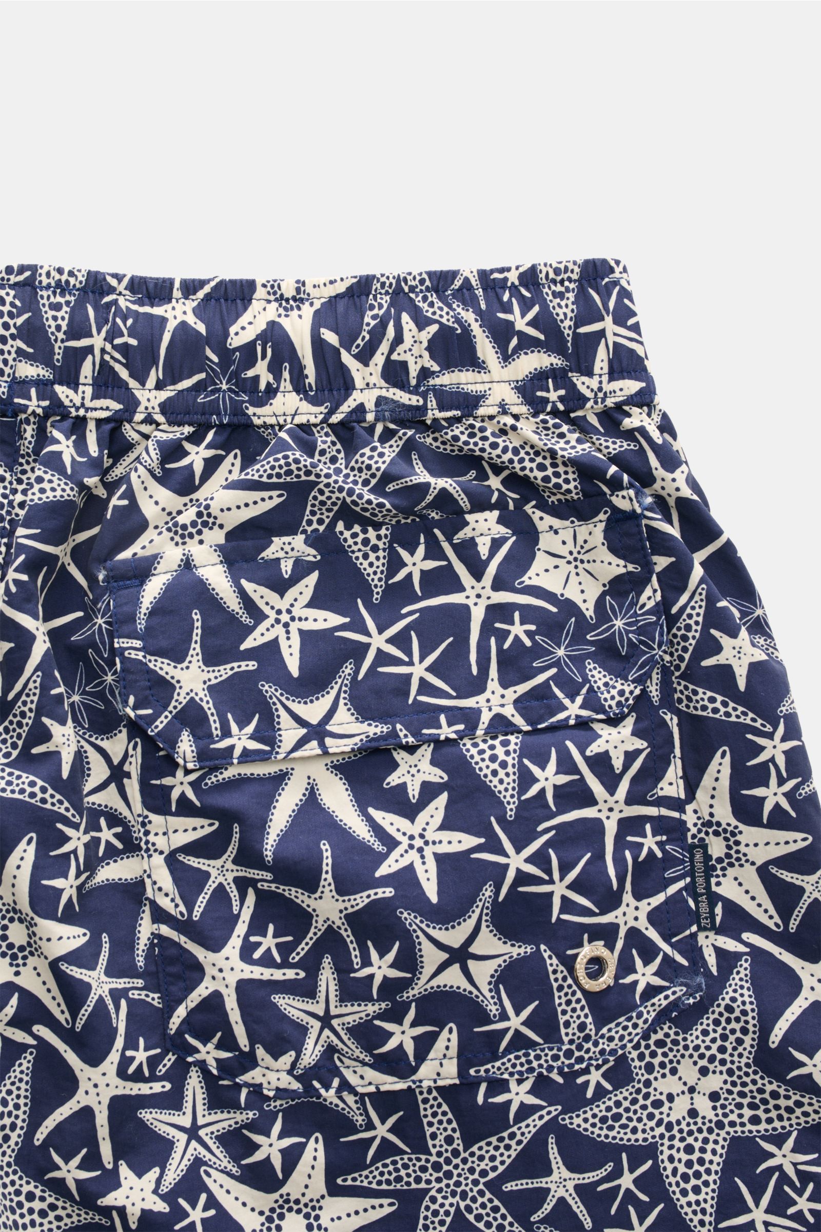 Zeybra Portofino 1962 Badeshorts navy/offwhite gemustert, Detailansicht seitlich, hochwertiges Microfaser, Regular Fit, elastischer Bund, Taschen.