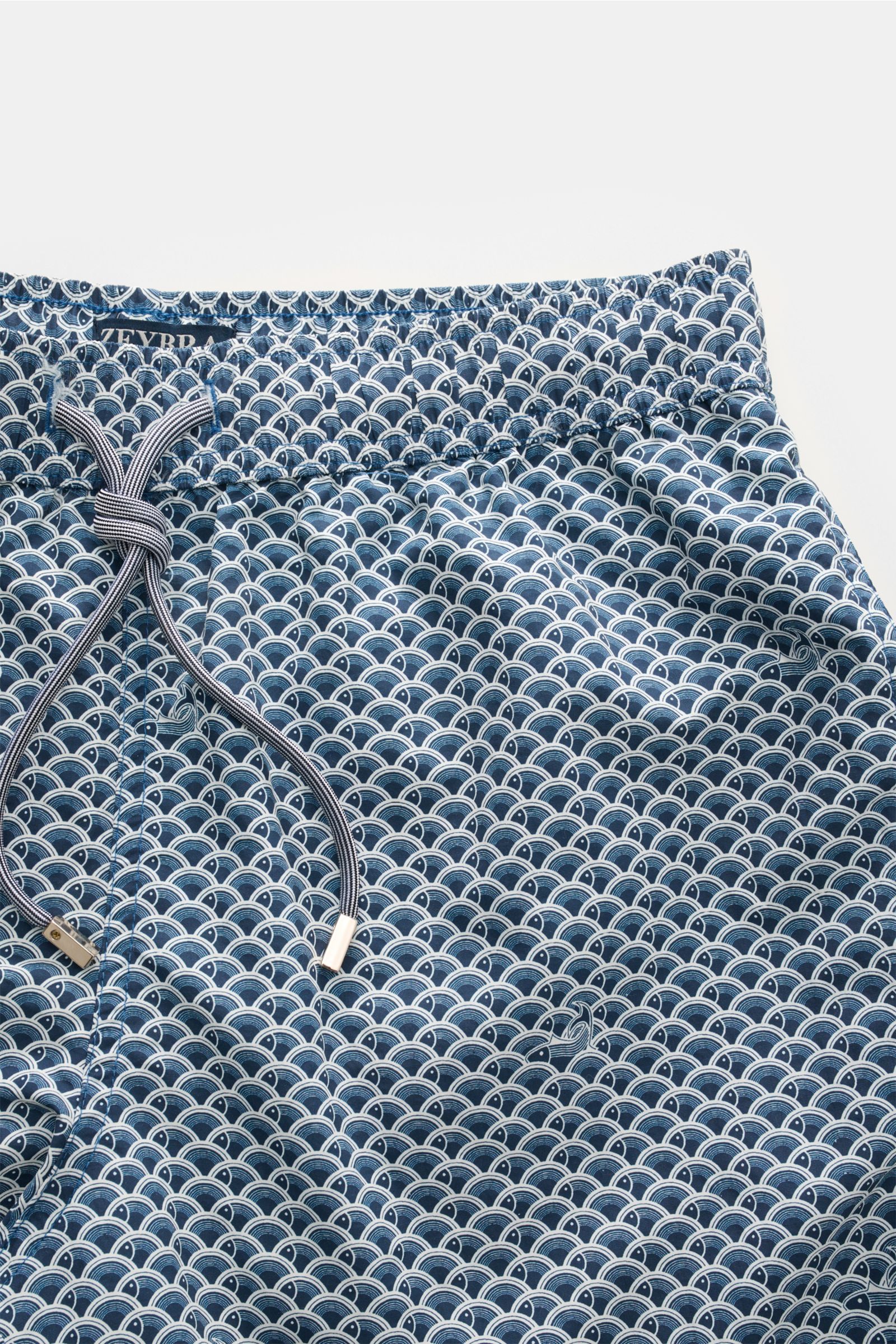 Zeybra Portofino 1962 Badeshorts dark navy/offwhite gemustert, Detailaufnahme von oben, elastischer Bund, Tunnelzug, Microfaser, Regular Fit.
