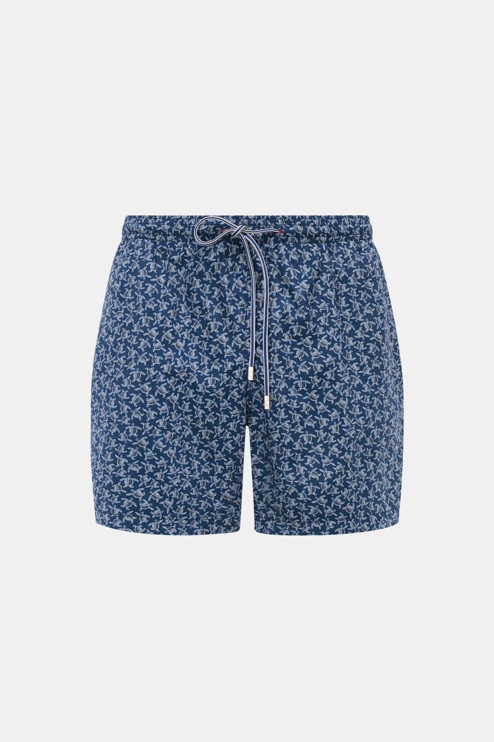 Front view of Zeybra Portofino 1962 Badeshorts 'Tatarughe' navy/blau gemustert with short cut and allover turtle print, elastic waistband with drawstring.

Additional description: Eyecatcher für sonnige Tage: Die Badeshorts von ZEYBRA PORTOFINO 1962 üb