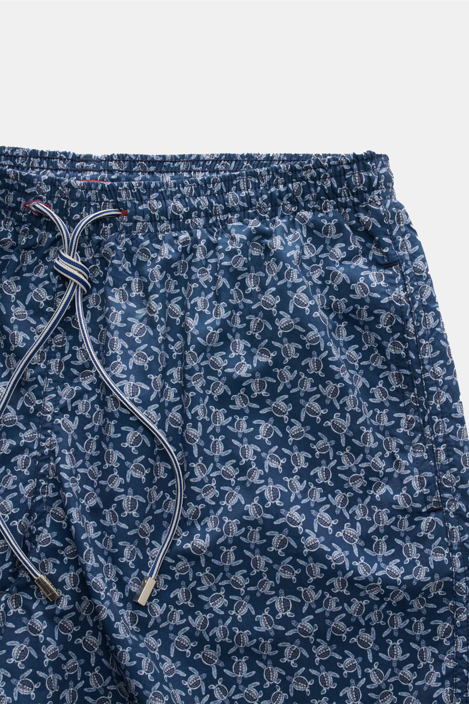 Close-up front view of Zeybra Portofino 1962 Badeshorts 'Tatarughe' navy/blau gemustert with elastic waistband, drawstring, and turtle print. Eyecatcher für sonnige Tage: Die Badeshorts von ZEYBRA PORTOFINO 1962 überzeugen mit kurzem Schnitt und auffällig