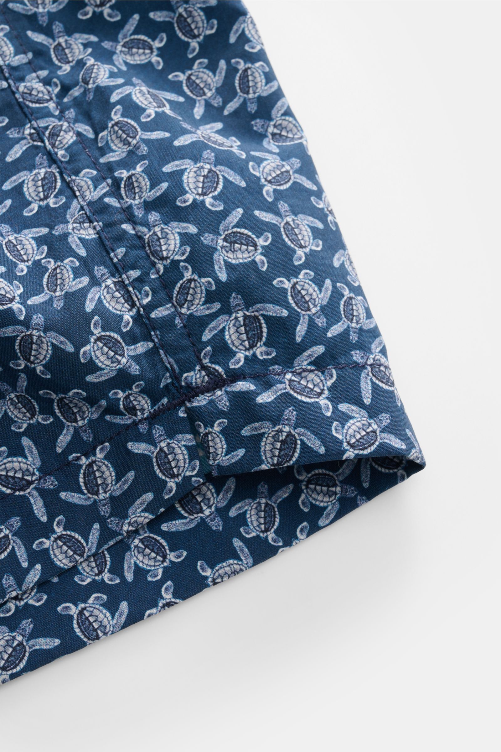 Close-up front-side view of the Zeybra Portofino 1962 Badeshorts 'Tatarughe' navy/blau gemustert featuring a short cut and eye-catching turtle allover print. Eyecatcher für sonnige Tage: Die Badeshorts von ZEYBRA PORTOFINO 1962 überzeugen mit kurzem Sc