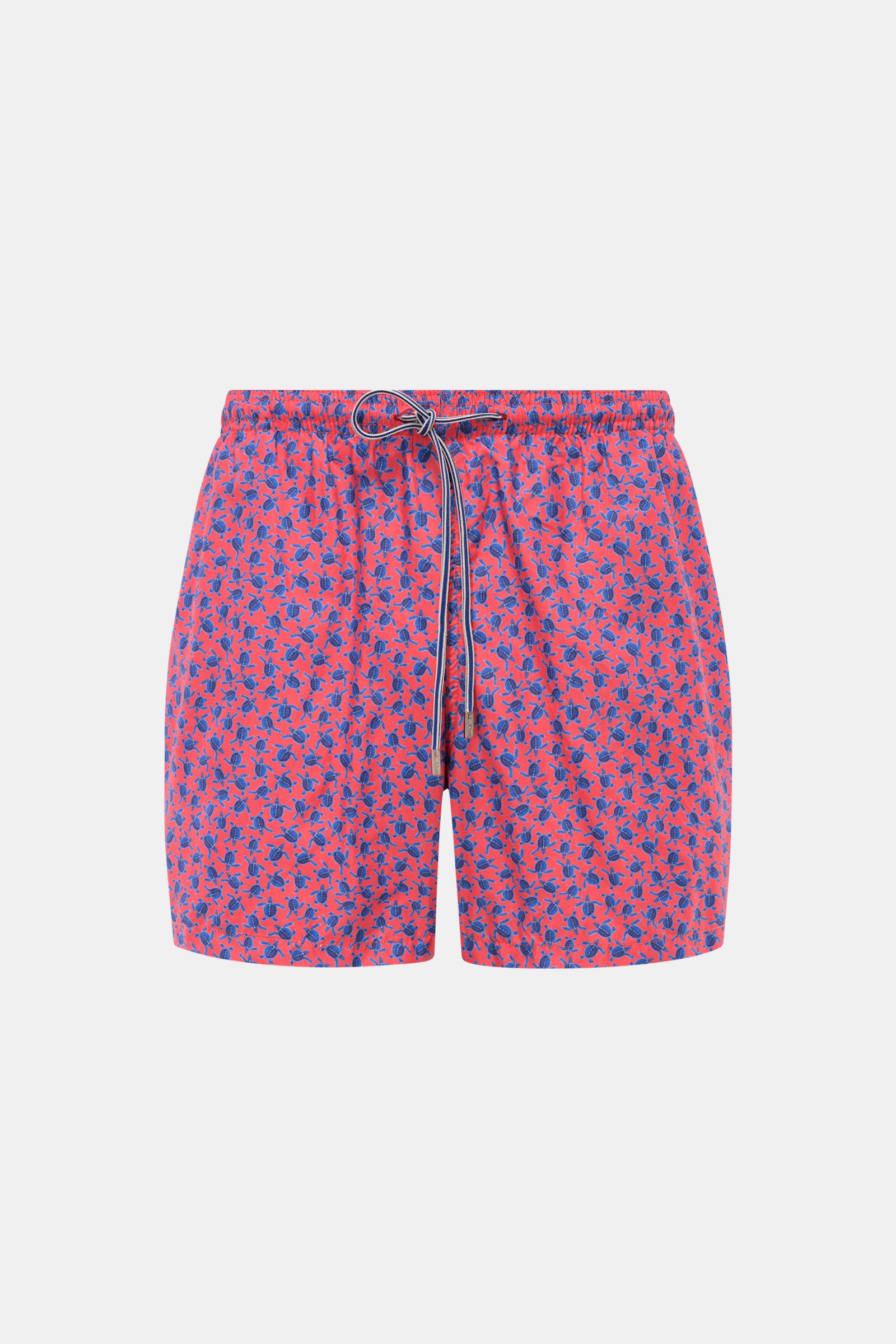 Front view of Zeybra Portofino 1962 Badeshorts 'Tatarughe' rot/blau gemustert with short cut and bright turtle pattern, elastic waistband with drawstring, side and back pockets, short side slits, made of smooth microfiber with soft mesh lining. Eyecatcher