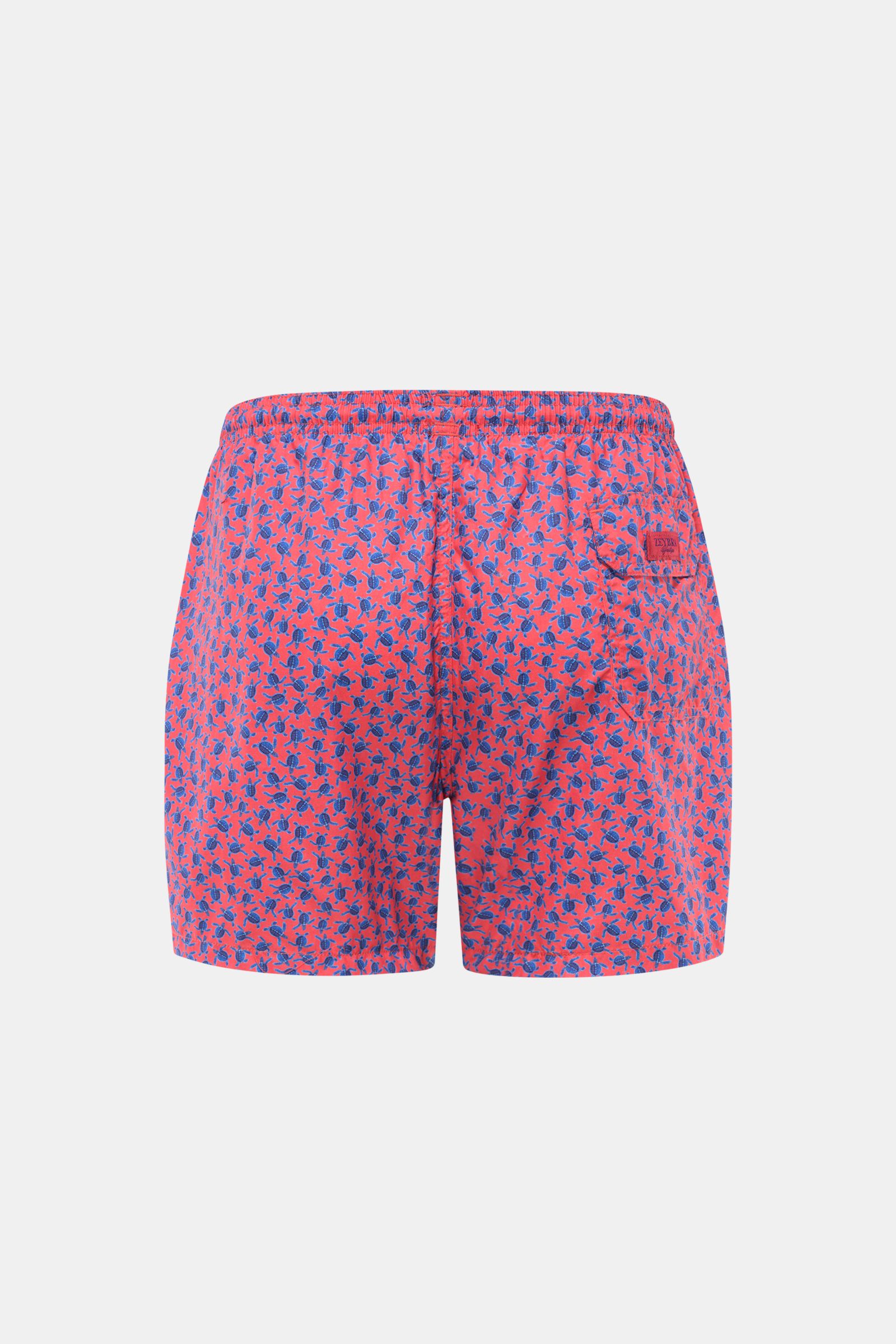 Rear view of Zeybra Portofino 1962 Badeshorts 'Tatarughe' rot/blau gemustert with elastic waistband and back pocket. Eyecatcher für sonnige Tage: Die Badeshorts von ZEYBRA PORTOFINO 1962 überzeugen mit kurzem Schnitt und auffälligem Allover-Print.