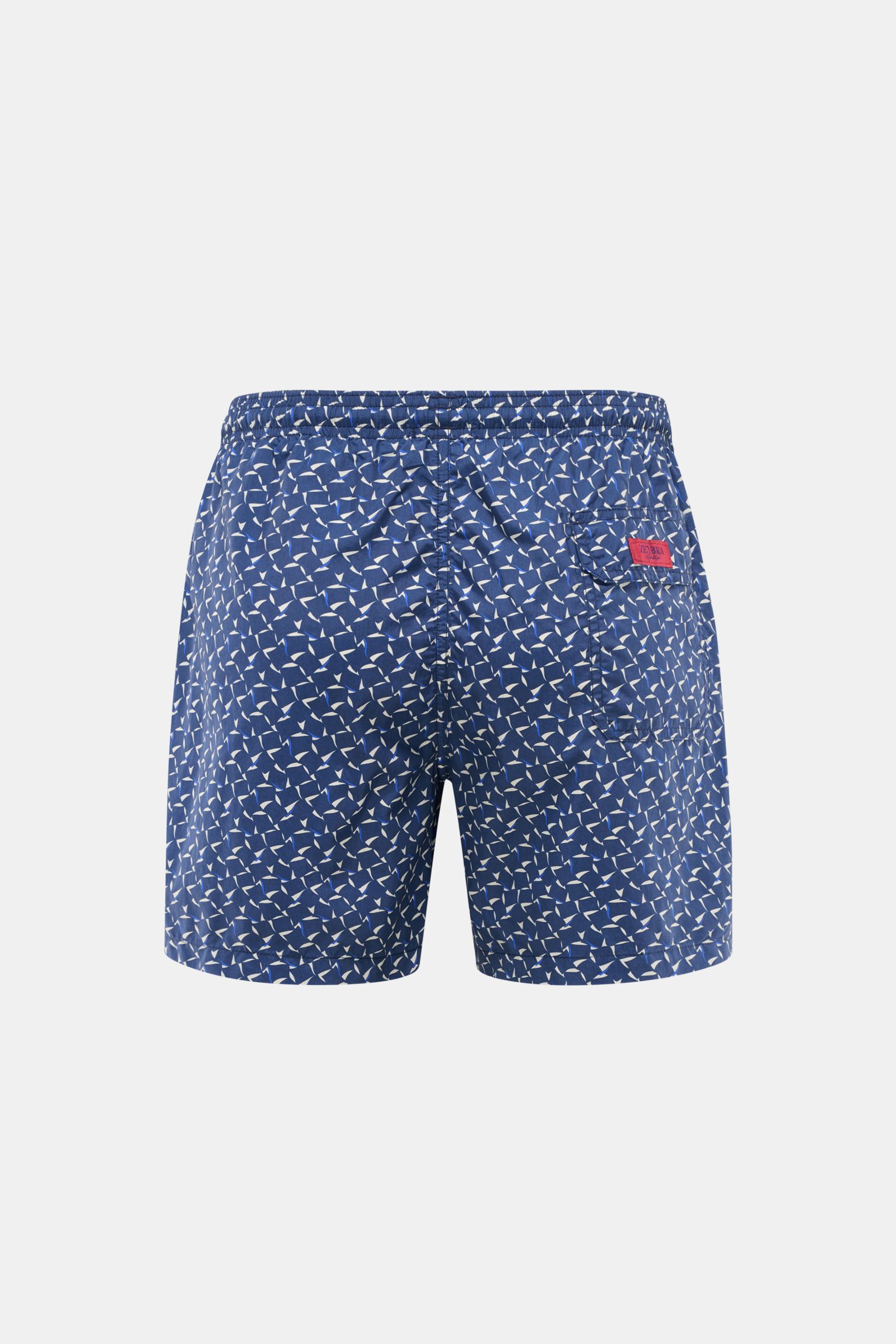 Rear view of Zeybra Portofino 1962 Badeshorts 'Foulard' navy/hellgrau/blau gemustert with elastic waistband, printed pattern, and back pocket with Velcro. Ausdrucksstarker Beach-Look: Die Badeshorts von ZEYBRA PORTOFINO 1962 verbinden grafischen Print 