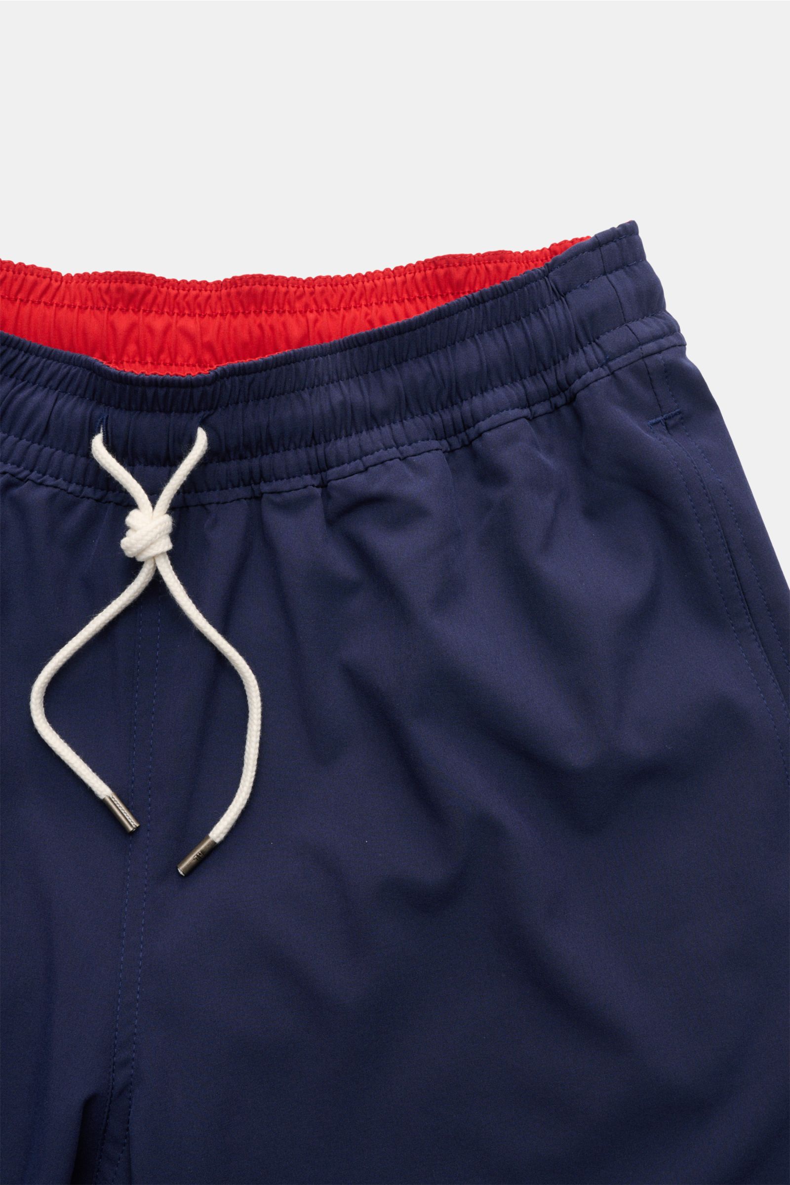 Close-up front view of Polo Ralph Lauren Swim shorts 'Traveler' navy with elasticated waistband, white drawstring, and red inner lining.

Stylish confidence for your travels: These POLO RALPH LAUREN swim shorts are the perfect companion for your next h