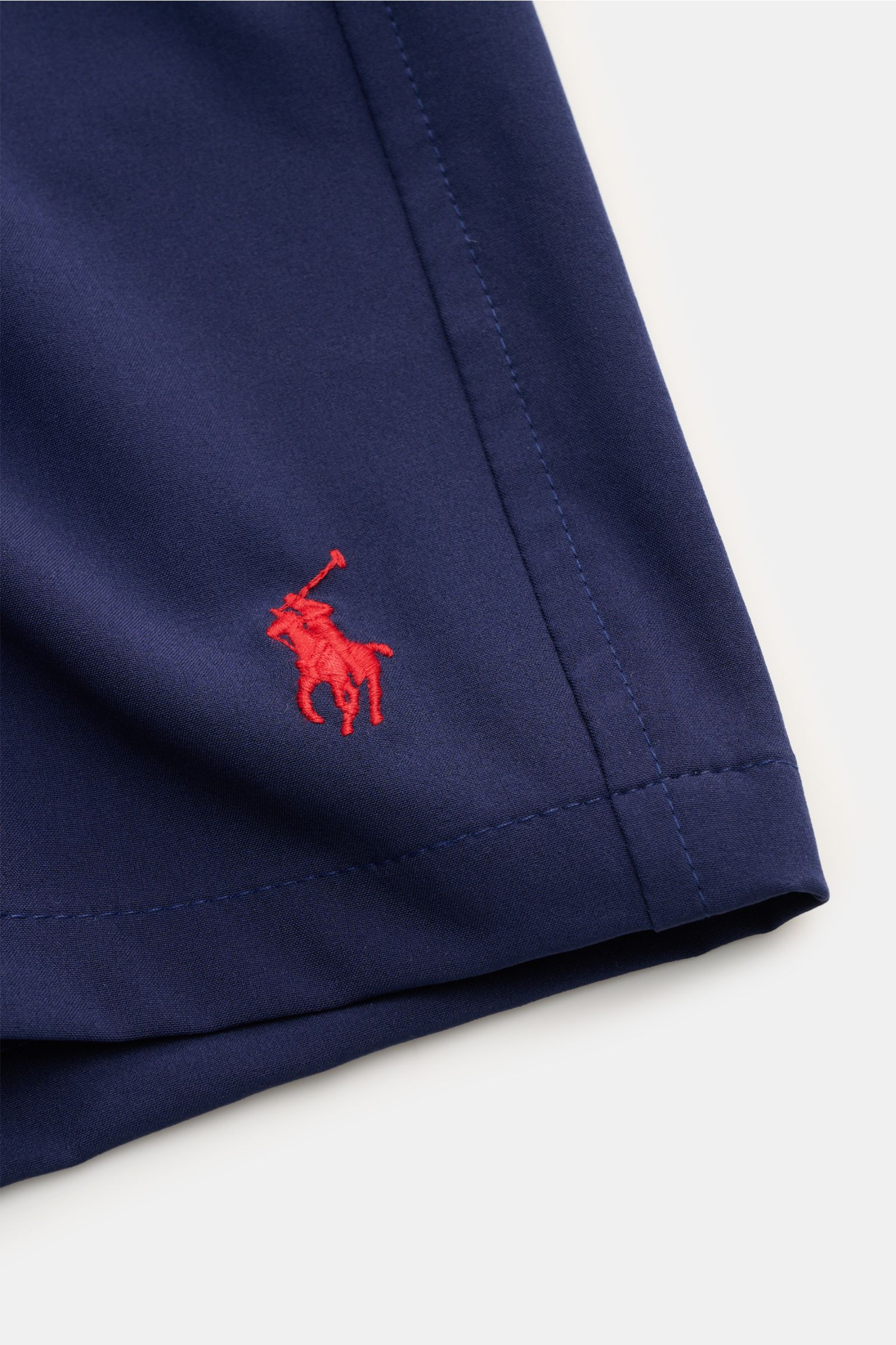 Close-up front view of Polo Ralph Lauren Swim shorts 'Traveler' navy, showcasing the red embroidered logo on quick-drying microfibre fabric.

Stylish confidence for your travels: These POLO RALPH LAUREN swim shorts are the perfect companion for your ne