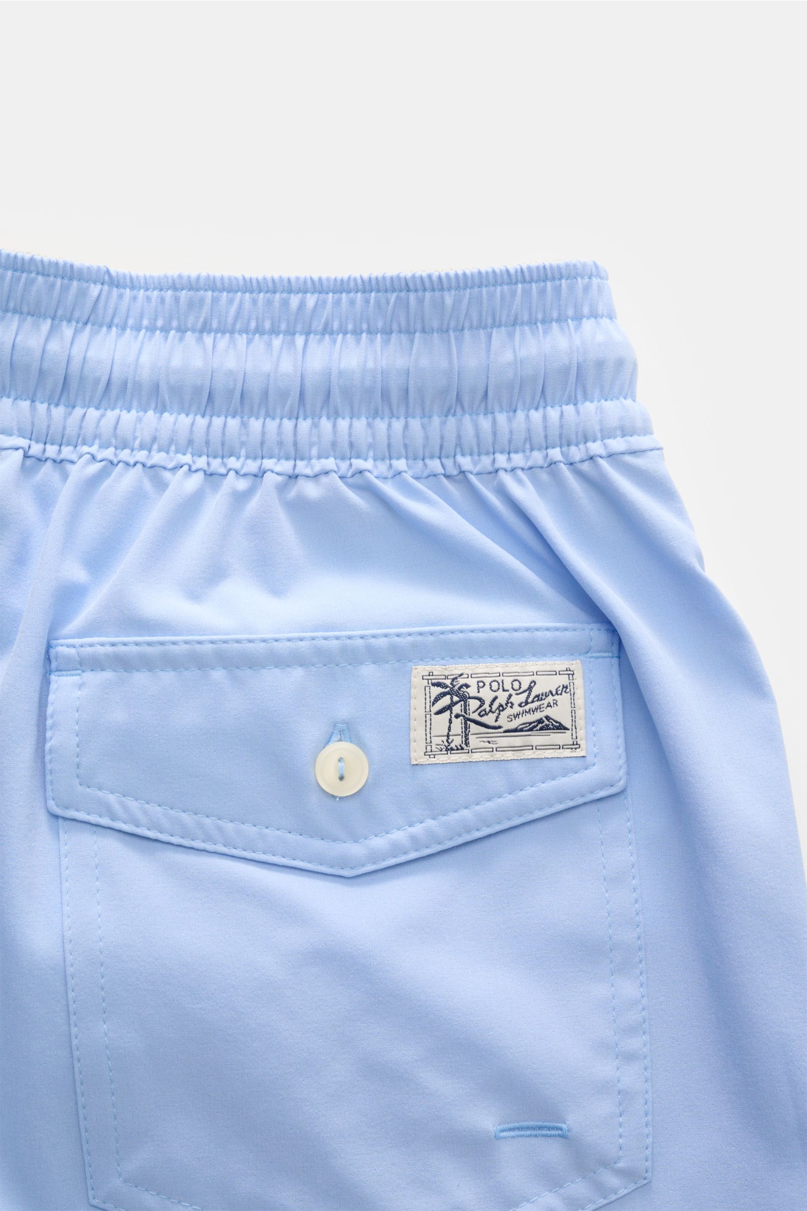 Polo Ralph Lauren Badeshorts 'Traveler' hellblau, Detailansicht von hinten oben mit elastischem Bund, Gesäßtasche, schnelltrocknender Microfaser.