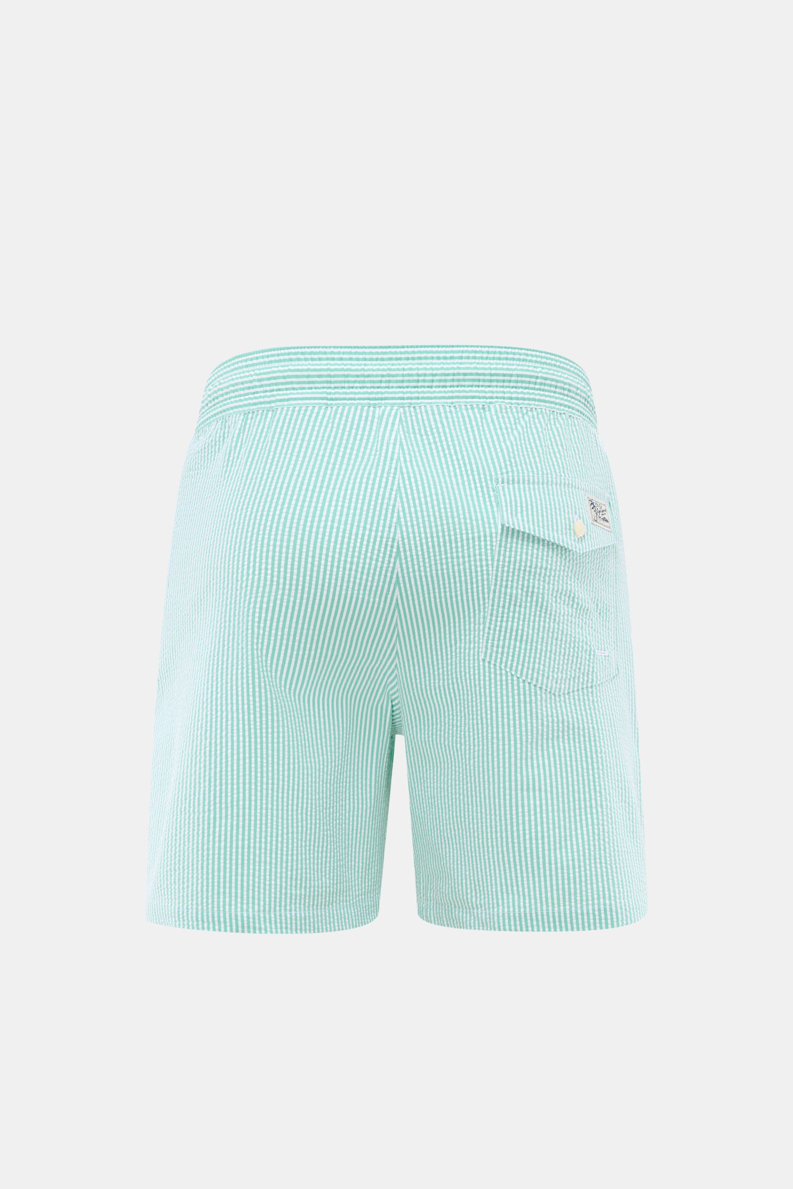 Rückansicht der mint/weiß gestreiften Polo Ralph Lauren Seersucker-Badeshorts 'Traveler' mit elastischem Bund, Gesäßtasche und Tunnelzug.