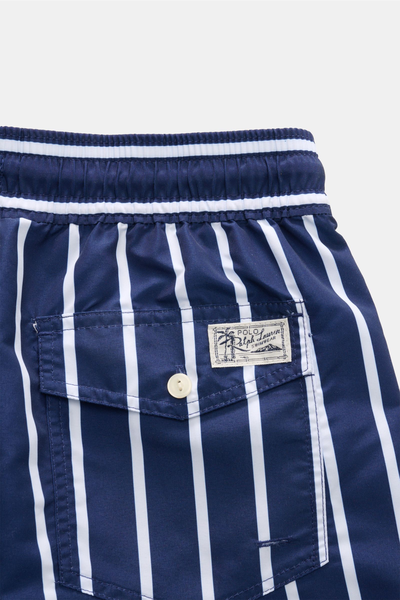 Nahaufnahme der Polo Ralph Lauren Badeshorts 'Traveler' navy/weiß gestreift, Rückansicht mit elastischem Bund, Gesäßtasche und Logo-Stitching.